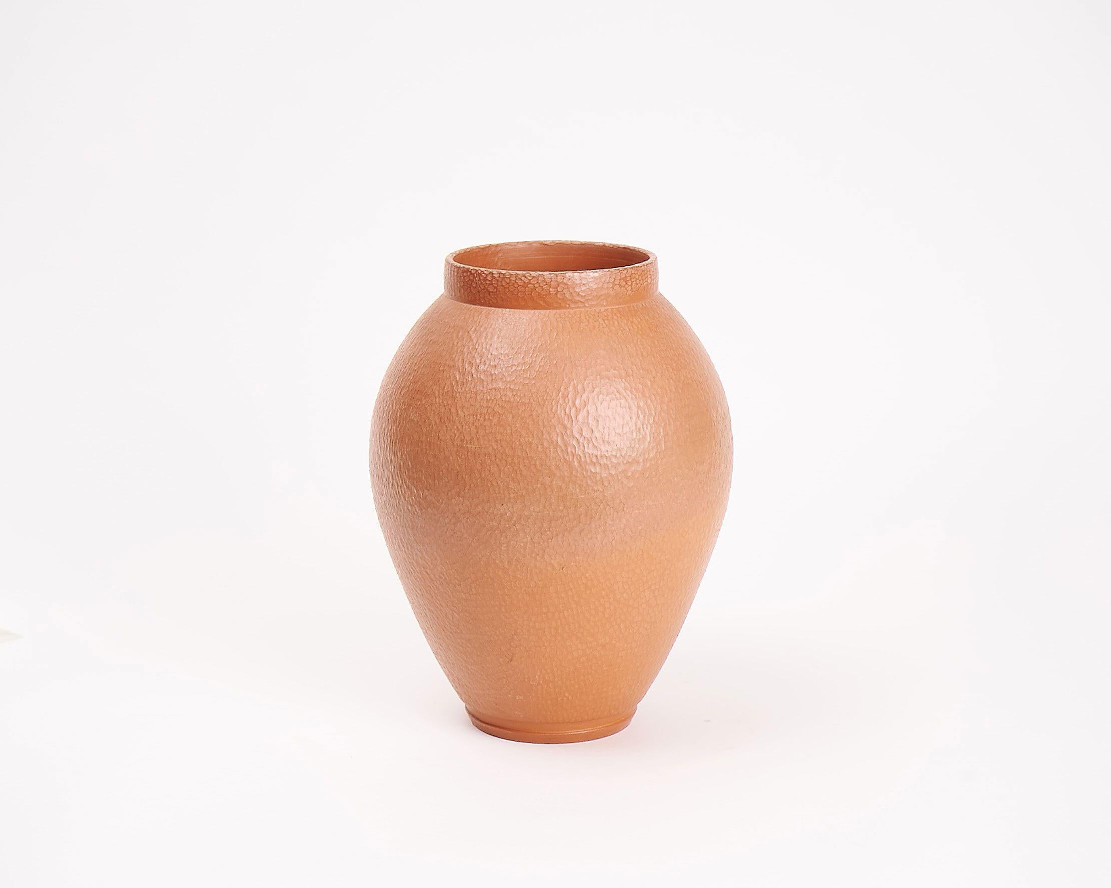 The glazed terracotta pots of Françoise Blondeau and AÏt Lhaj Hassan possess a symmetry and balance that pits their natural, earthy medium against an elegant beauty specific to man-made objects.