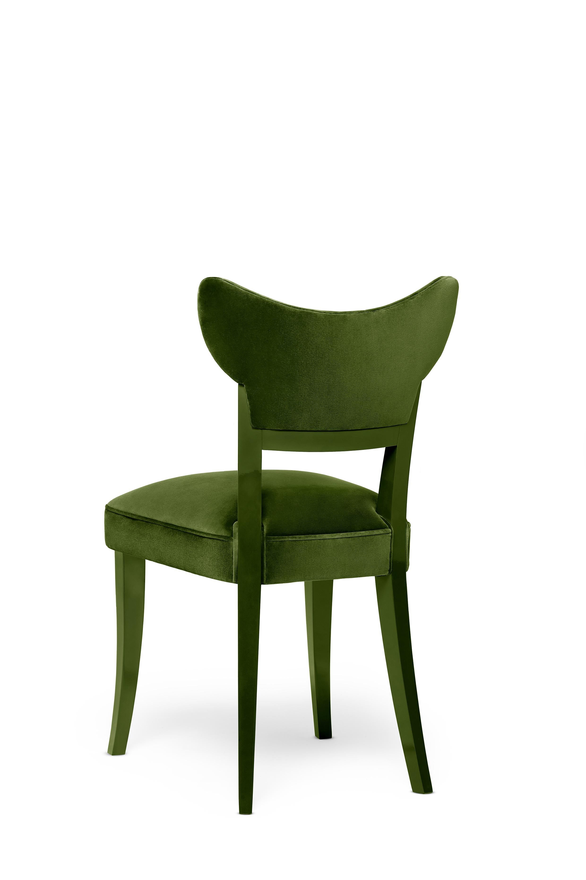 Chaise Françoise par Munna
Dimensions : D 56 x L 45 x H 83 cm. SH : 48 cm.
MATERIAL : Bois massif, mousse et rembourrage.
Finition : Velours de coton, ref. Pieds en émeraude, CV09 et noyer massif avec vernis brillant.

Disponible dans tous les