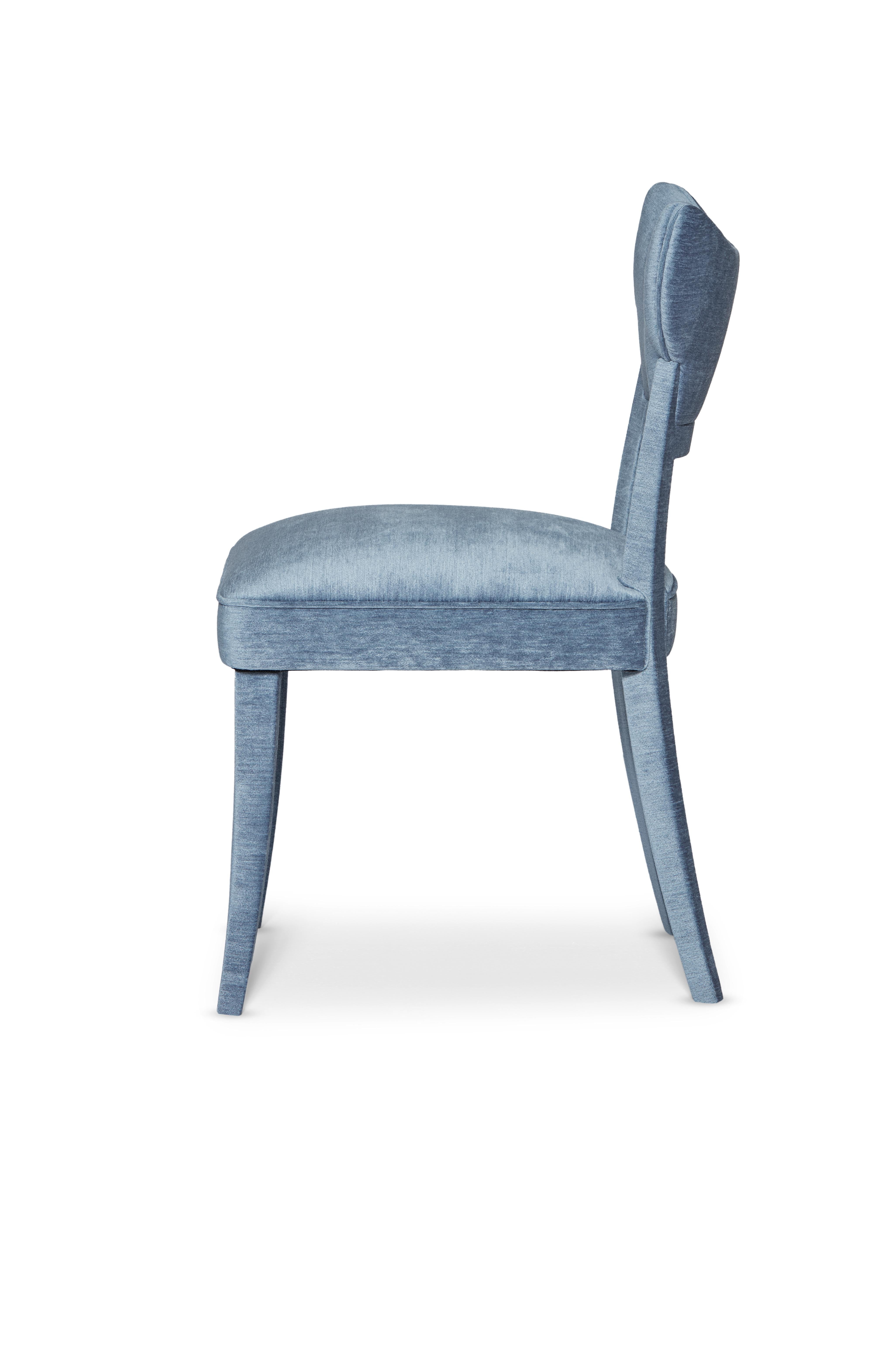 Sedia Françoise di Munna
Dimensioni: P 56 x L 45 x H 83 cm. SH: 48 cm.
Materiali: Legno massiccio, schiuma e imbottitura.
Finitura: Ciniglia vivace, rif. Cloud VIC11.

Disponibile in tutti i tessuti Munna, ad eccezione della seta selvatica.