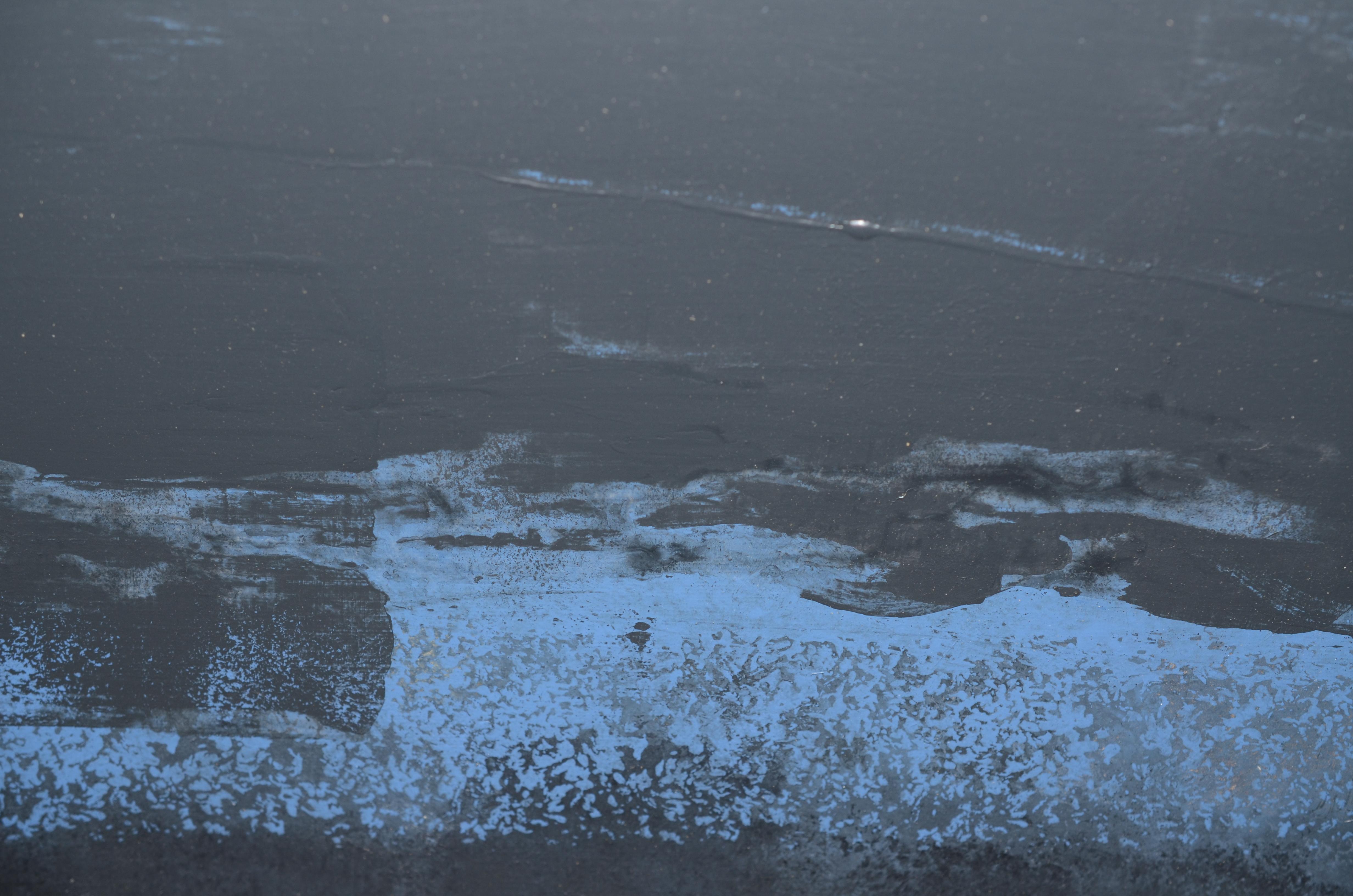 Dieses minimalistische Kunstwerk der Künstlerin Françoise Duprat zeigt eine königsblaue, schwarz-weiße abstrakte Meereslandschaft. In ihrer frühen Künstlerkarriere malte Françoise hauptsächlich figurative und symbolistische Werke, und in ihrer