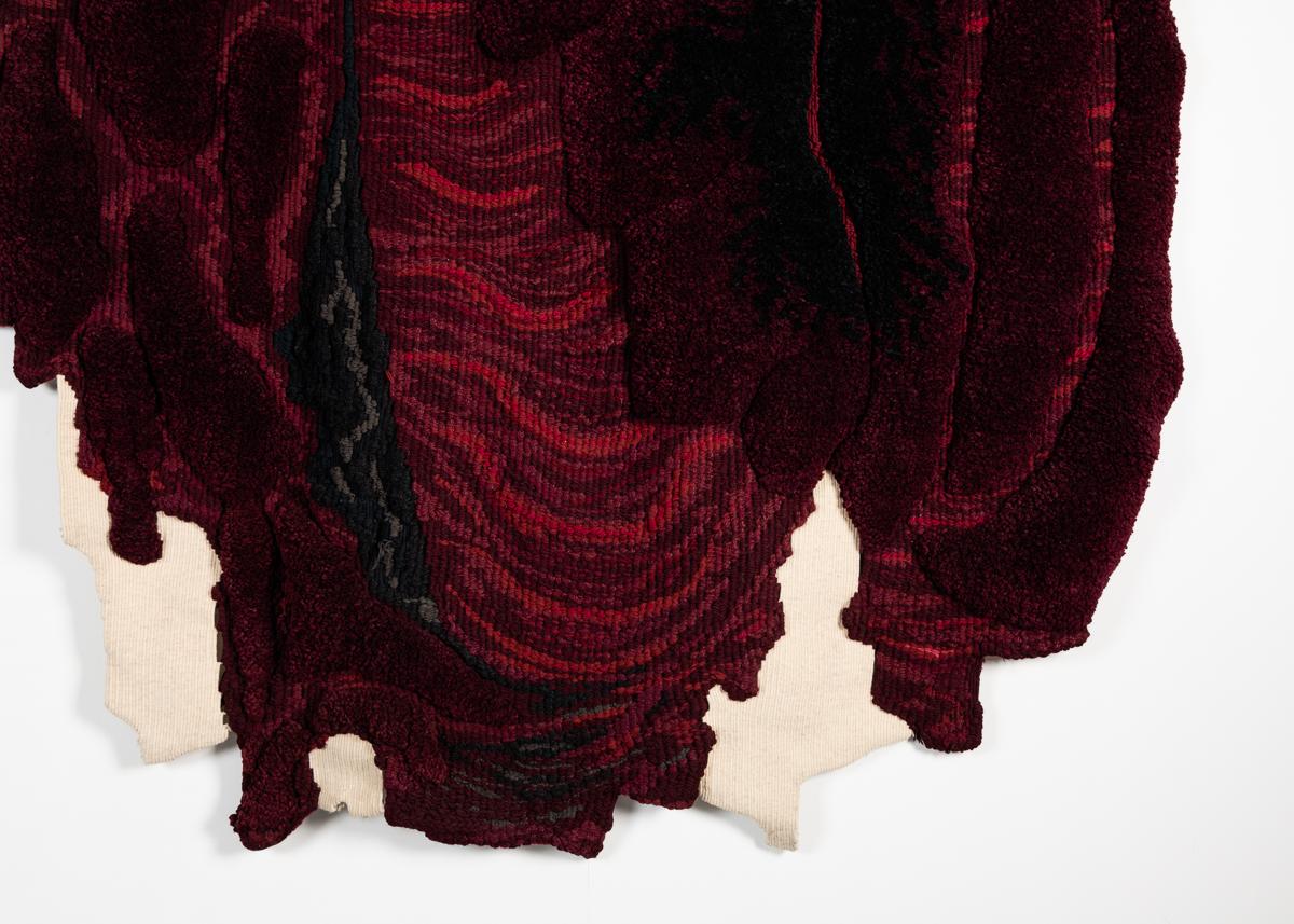 Dieser plüschige Wandteppich aus Wolle, Baumwolle und Leinen der französischen Textilkünstlerin Françoise Giannesini ist wie das Muster einer bunten topografischen Karte und in Form eines monumentalen Tierfells angeordnet.