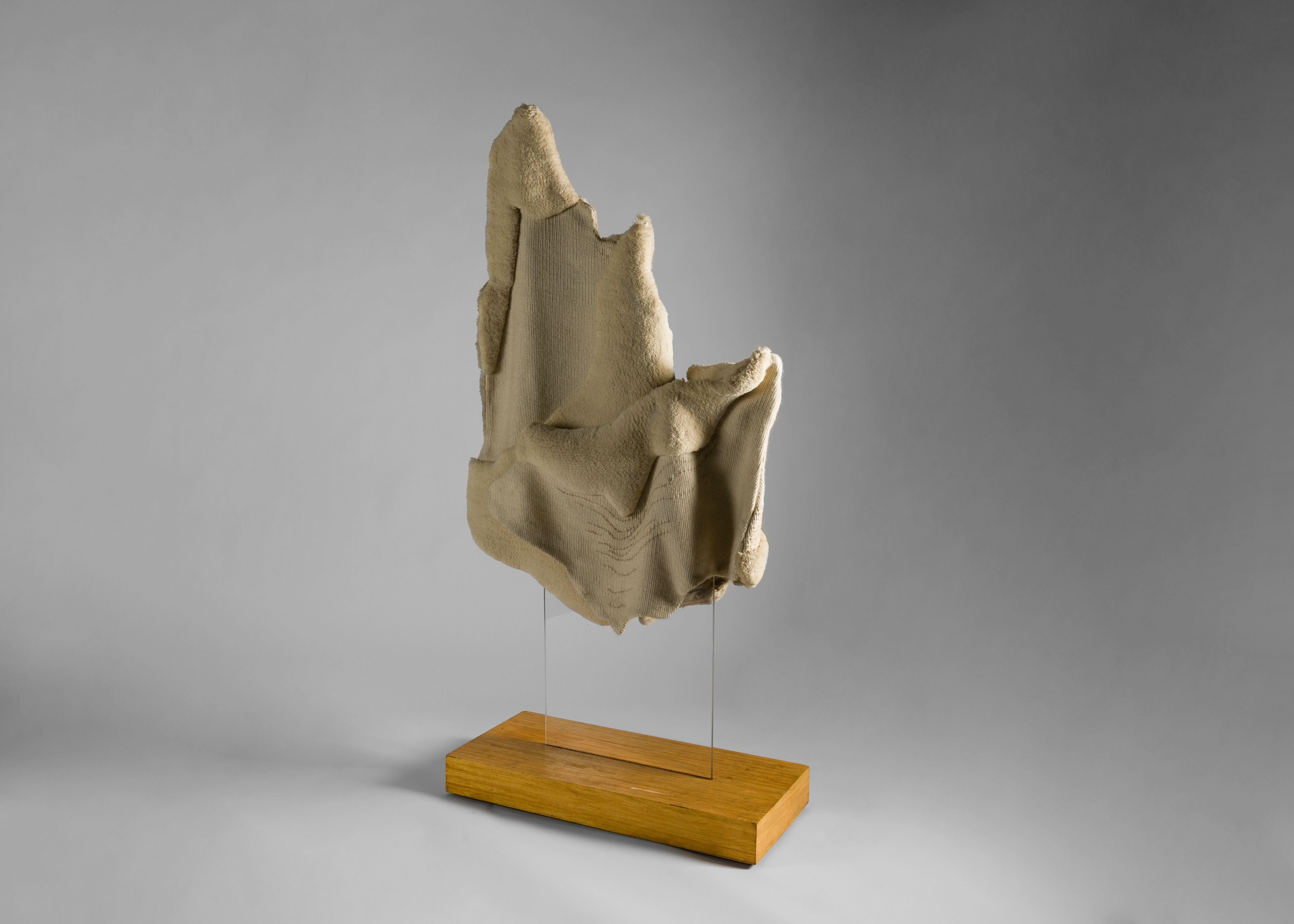 Françoise Giannesini:: Textil-Skulptur auf Plexiglas:: Frankreich:: 1984 im Zustand „Gut“ im Angebot in New York, NY