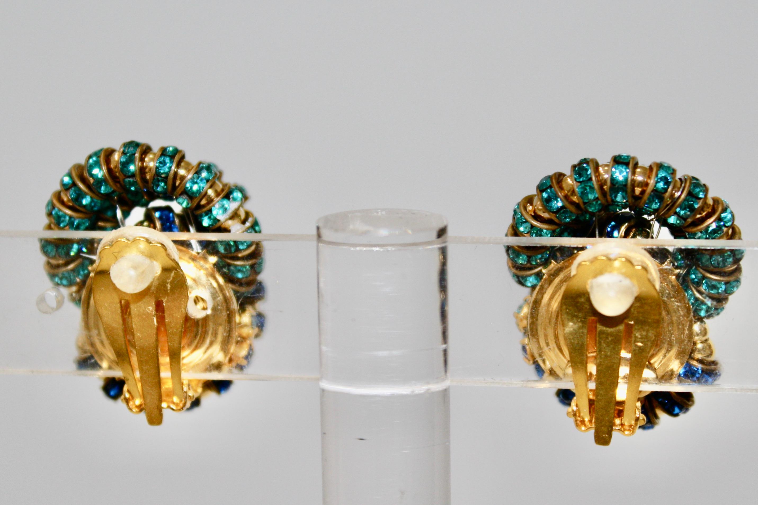 Double knot in Swarovski Crystal  in aqua and blue on gold metal . A timeless elegant clip earring.