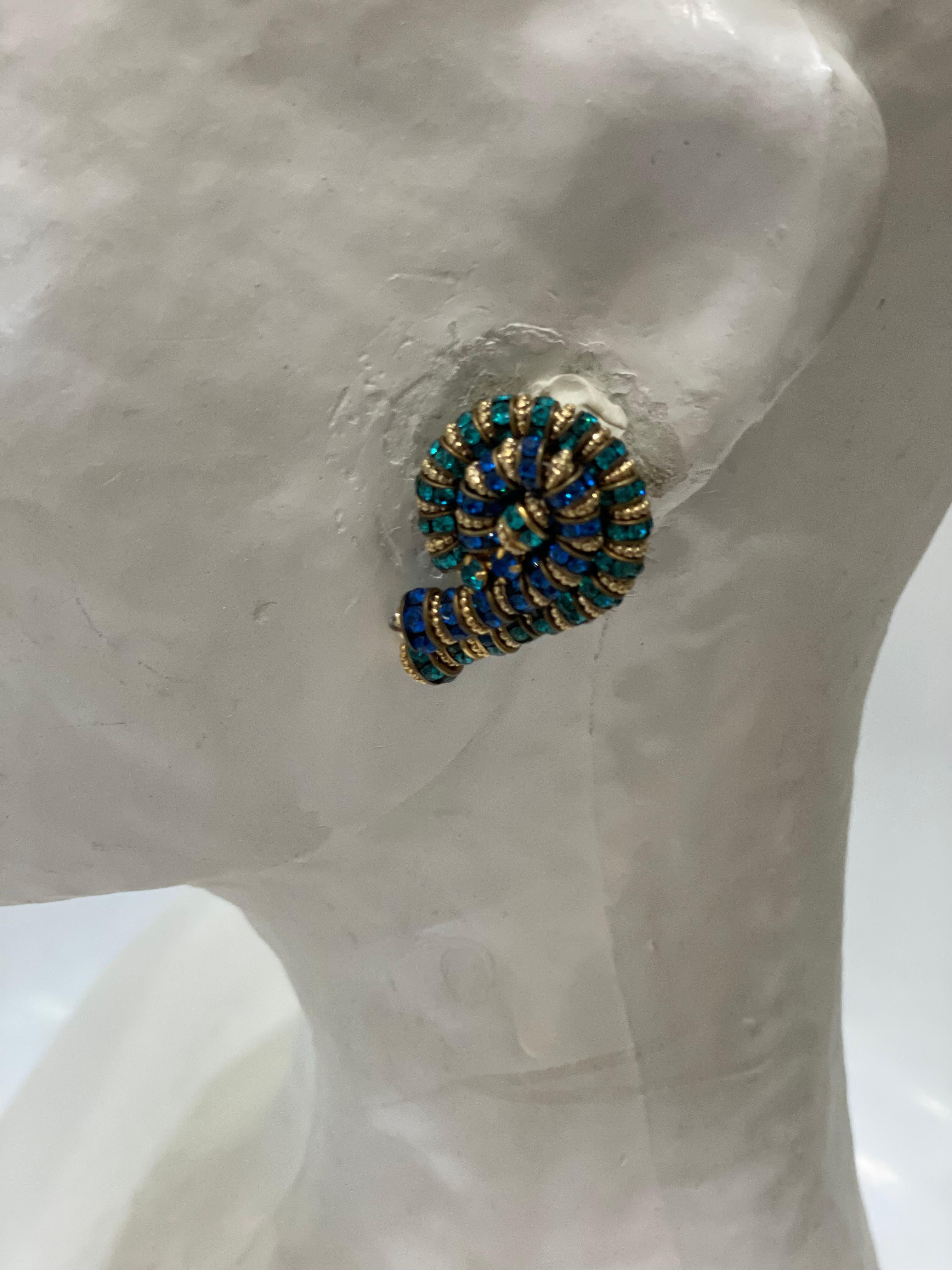 Françoise Montague - Boucles d'oreilles à clip en forme de tourbillon bleu  Neuf - En vente à Virginia Beach, VA