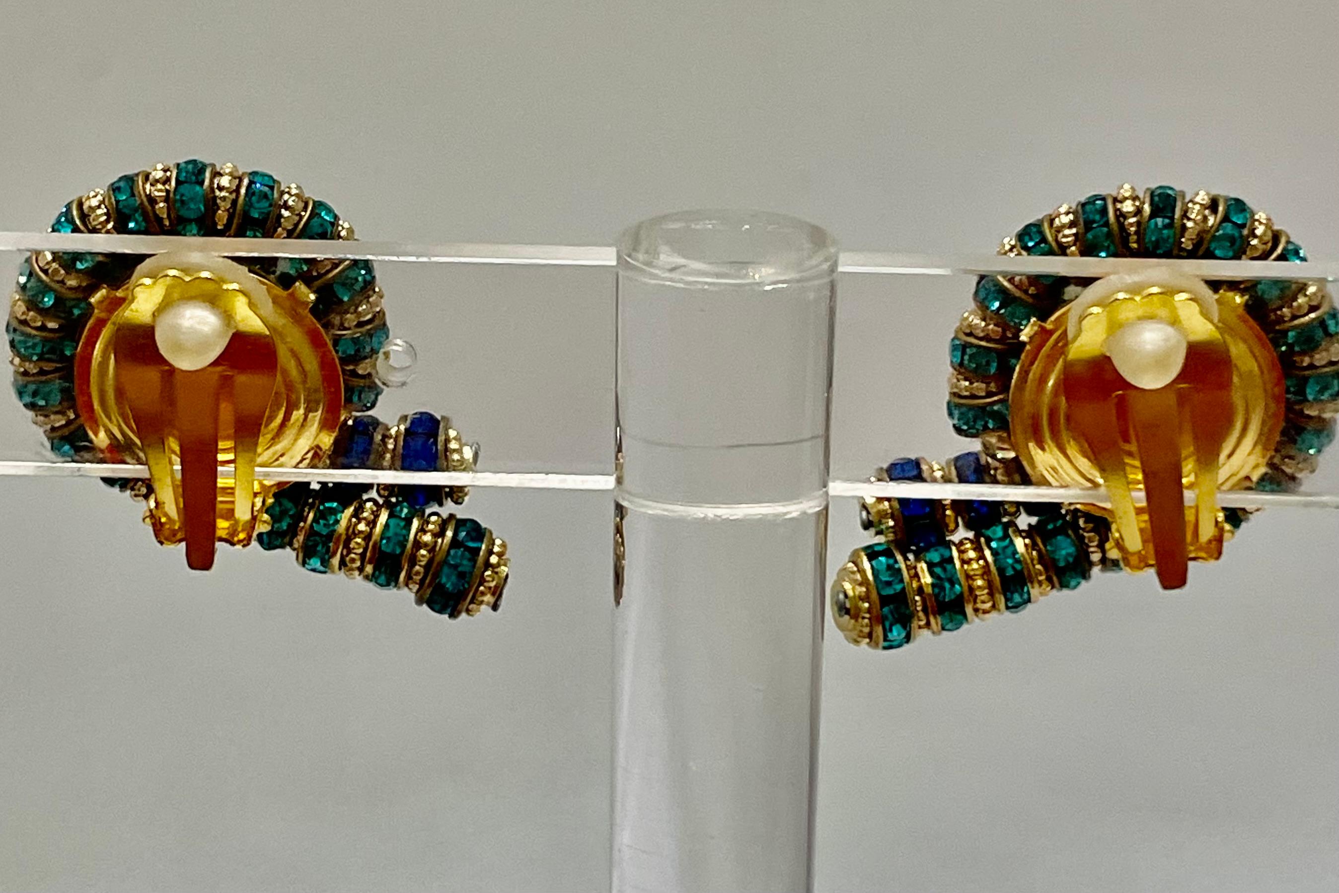 Françoise Montague - Boucles d'oreilles à clip en forme de tourbillon bleu  en vente 3