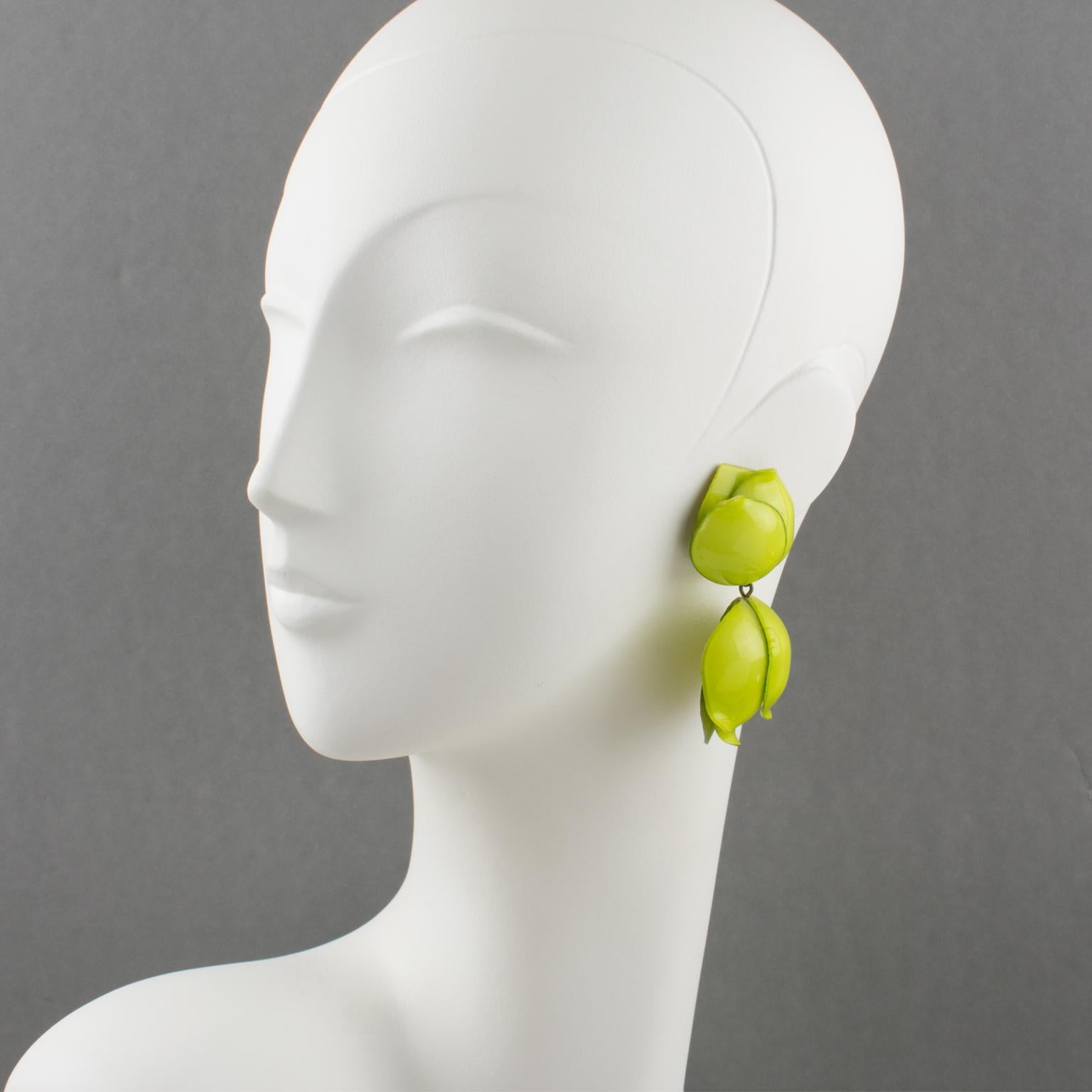 Hübsche französische Designerin Francoise Montague, Pariser Ohrringe aus Harz, entworfen von Cilea Paris. Sie haben eine baumelnde Blumenform, alle geschnitzten und erhabenen Blumen in apfelgrüner Farbe. Wie üblich gibt es keine sichtbare
