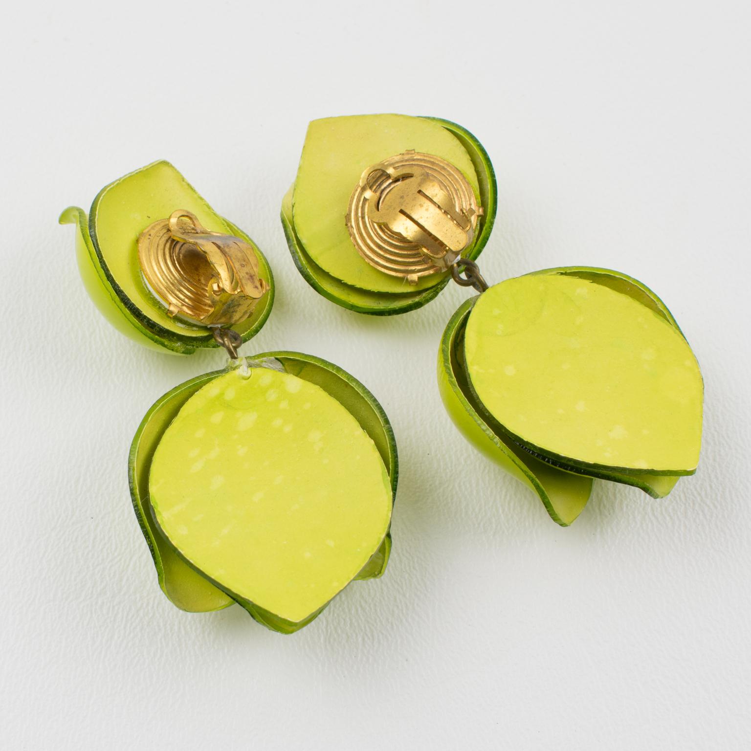 Francoise Montague by Cilea Clip Earrings Apple Green Resin Flower In Excellent Condition For Sale In Atlanta, GA