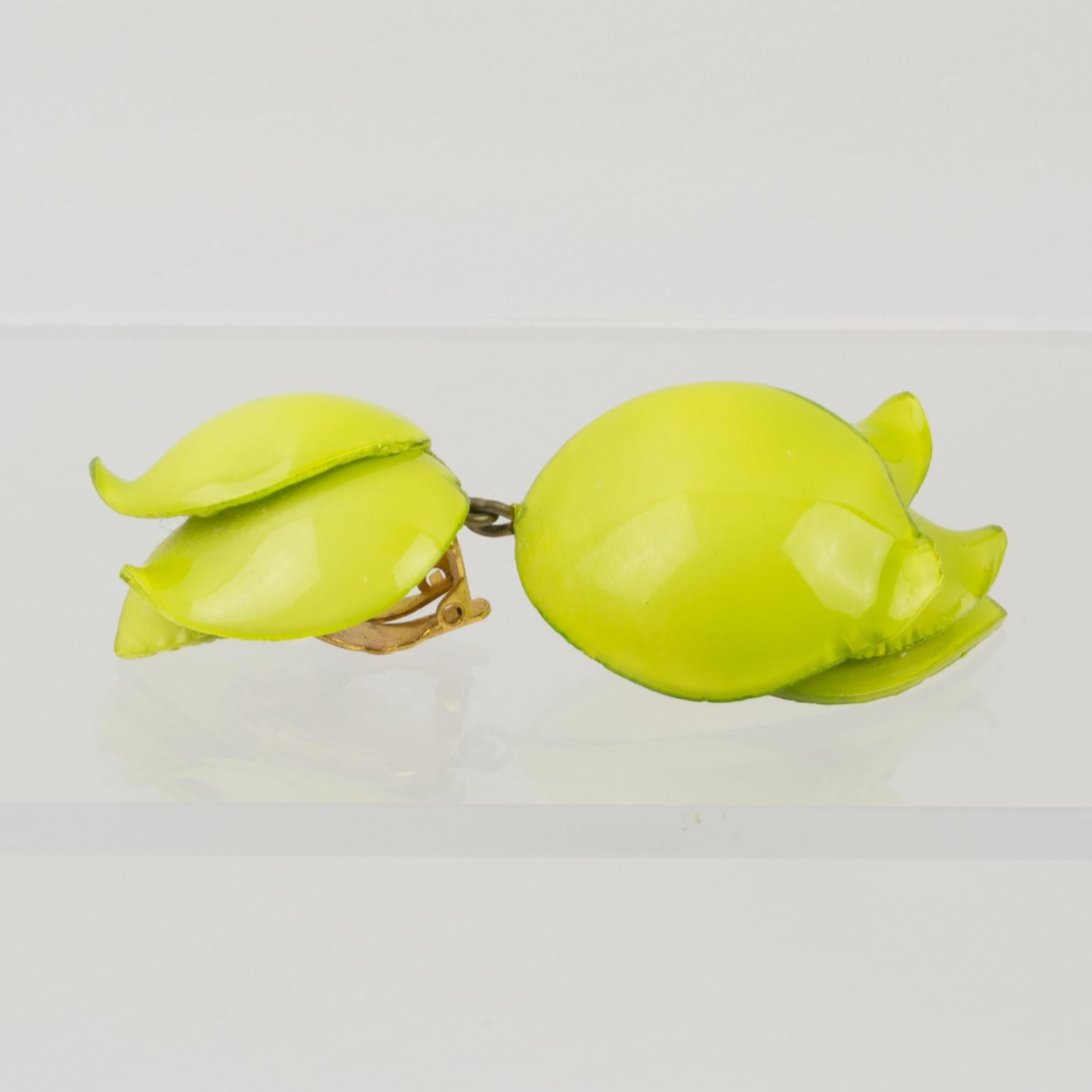 Francoise Montague by Cilea Clip-Ohrringe Apfelgrüne Harz-Blume für Damen oder Herren im Angebot