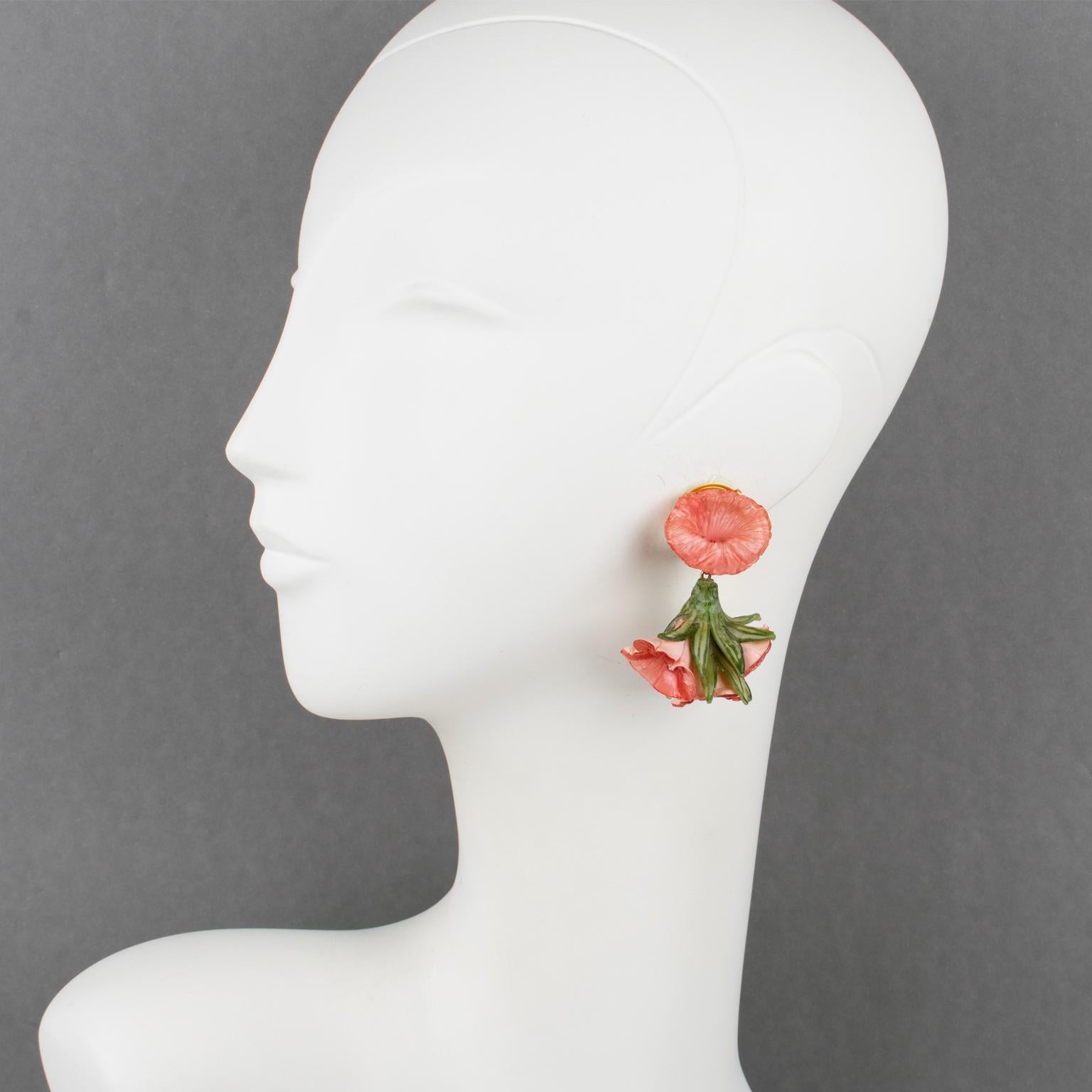 Diese romantischen Ohrringe mit Clipverschluss der französischen Schmuckdesignerin Francoise Montague Paris wurden von Cilea entworfen und zeichnen sich durch die Form eines Bügels aus, an dem Blumen und Blätter in verschiedenen Lachsrosa- und