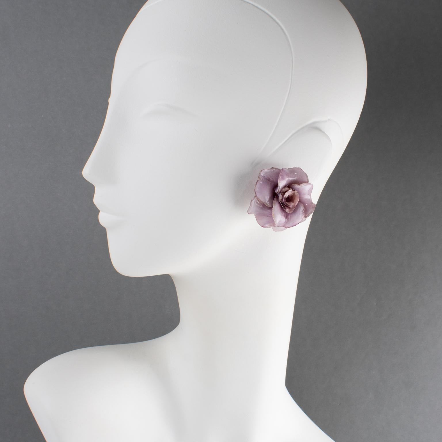 Cilea Paris diseñó estos impresionantes pendientes de clip para la diseñadora de joyas francesa Françoise Montague. La forma dimensional de resina presenta flores de rosa en un delicado color morado brezo. No hay firma visible, como en todas las