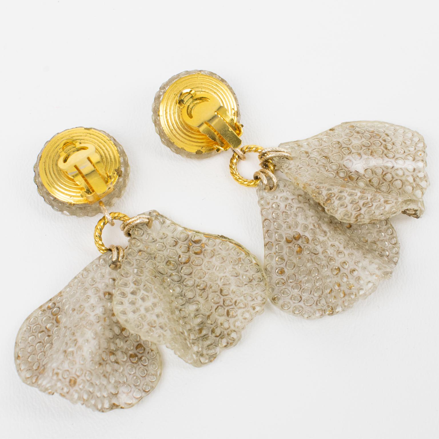 Francoise Montague by Cilea Resin Clip Earrings Dangle Textured Gilded Petals In Excellent Condition For Sale In Atlanta, GA