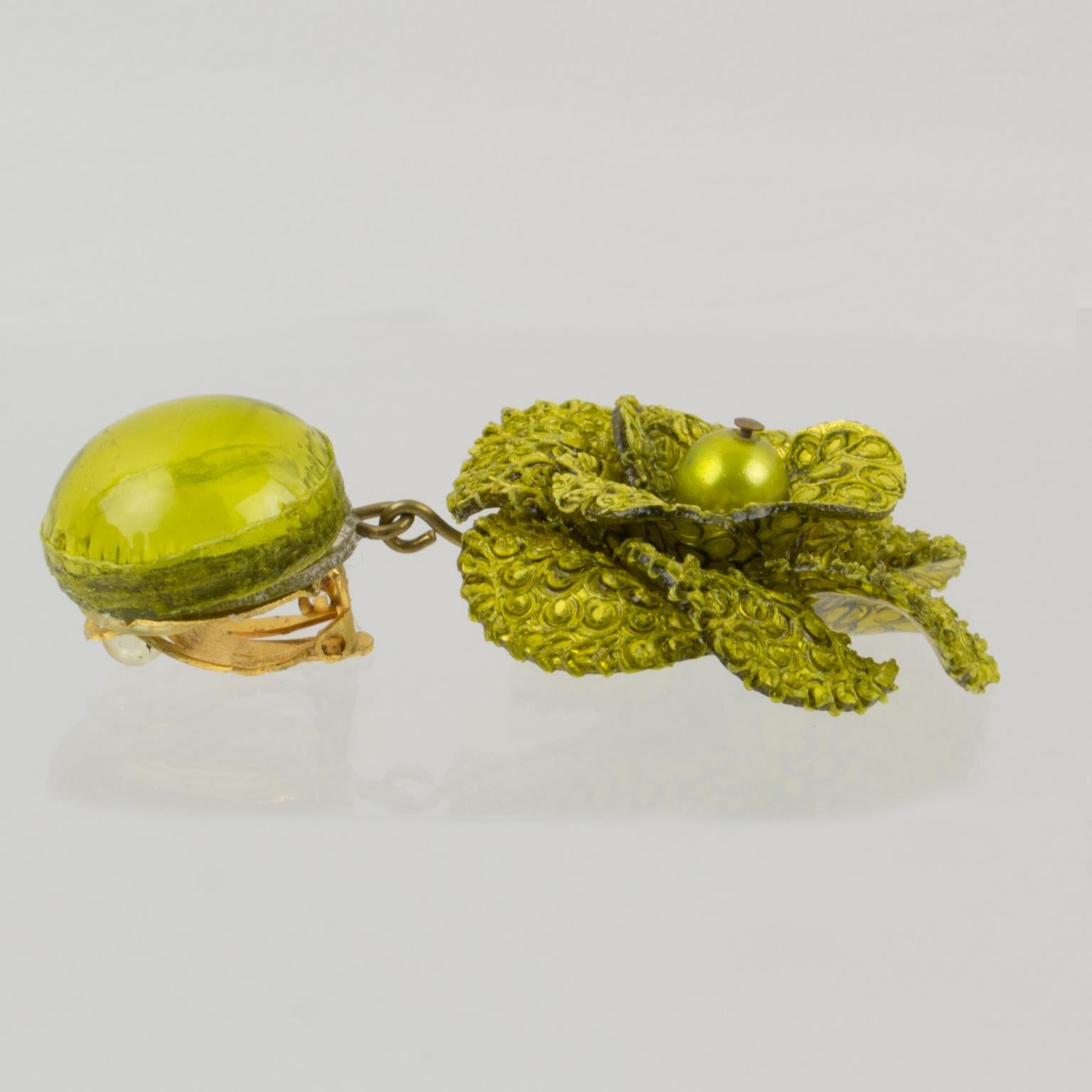 Francoise Montague by Cilea Resin Clip Earrings Green Poppy Flower In Excellent Condition For Sale In Atlanta, GA