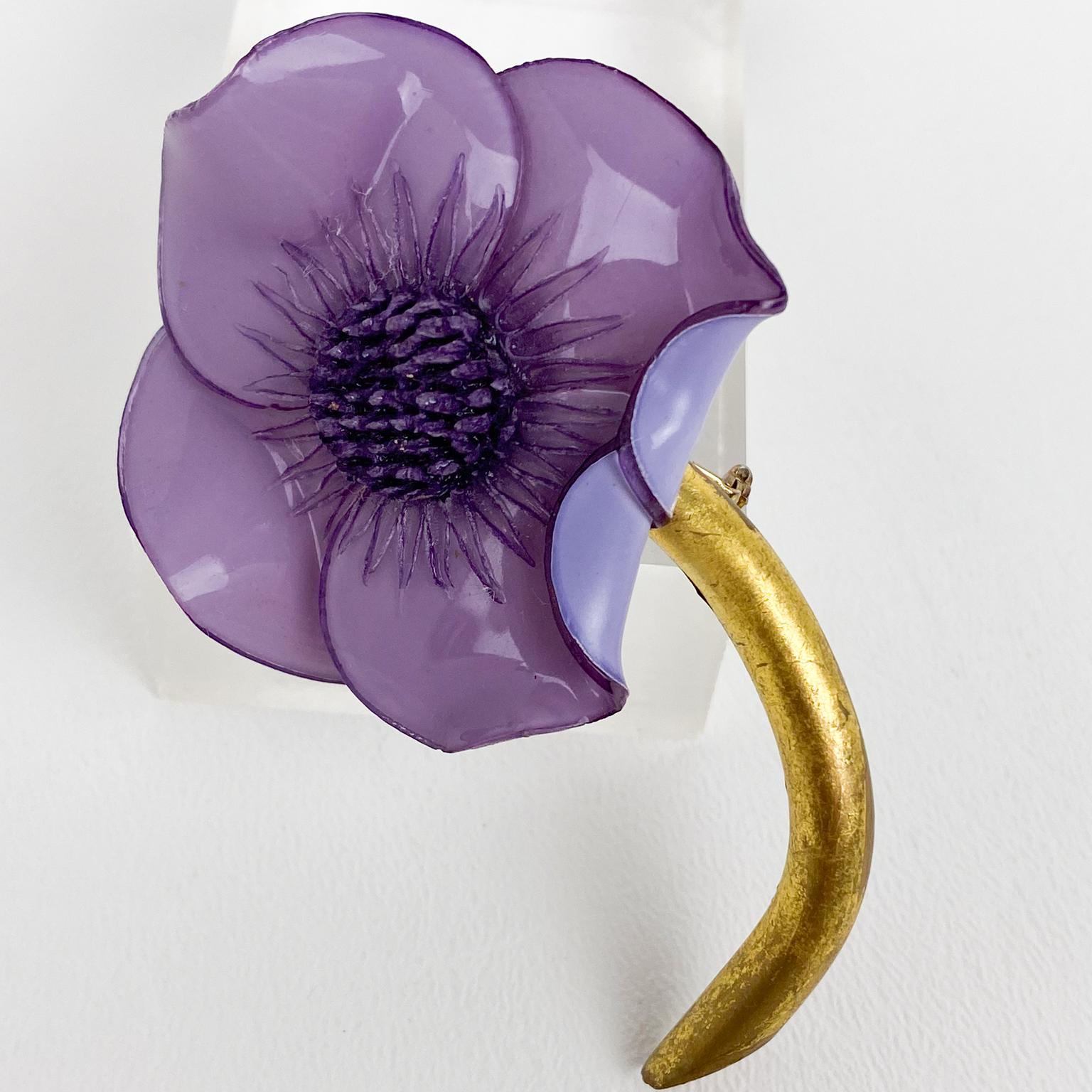 Cilea Paris a conçu cette superbe broche dimensionnelle pour la créatrice de bijoux française Françoise Montague. D'inspiration florale, cette broche en résine artisanale fabriquée à la main représente une fleur de pavot dont les motifs texturés
