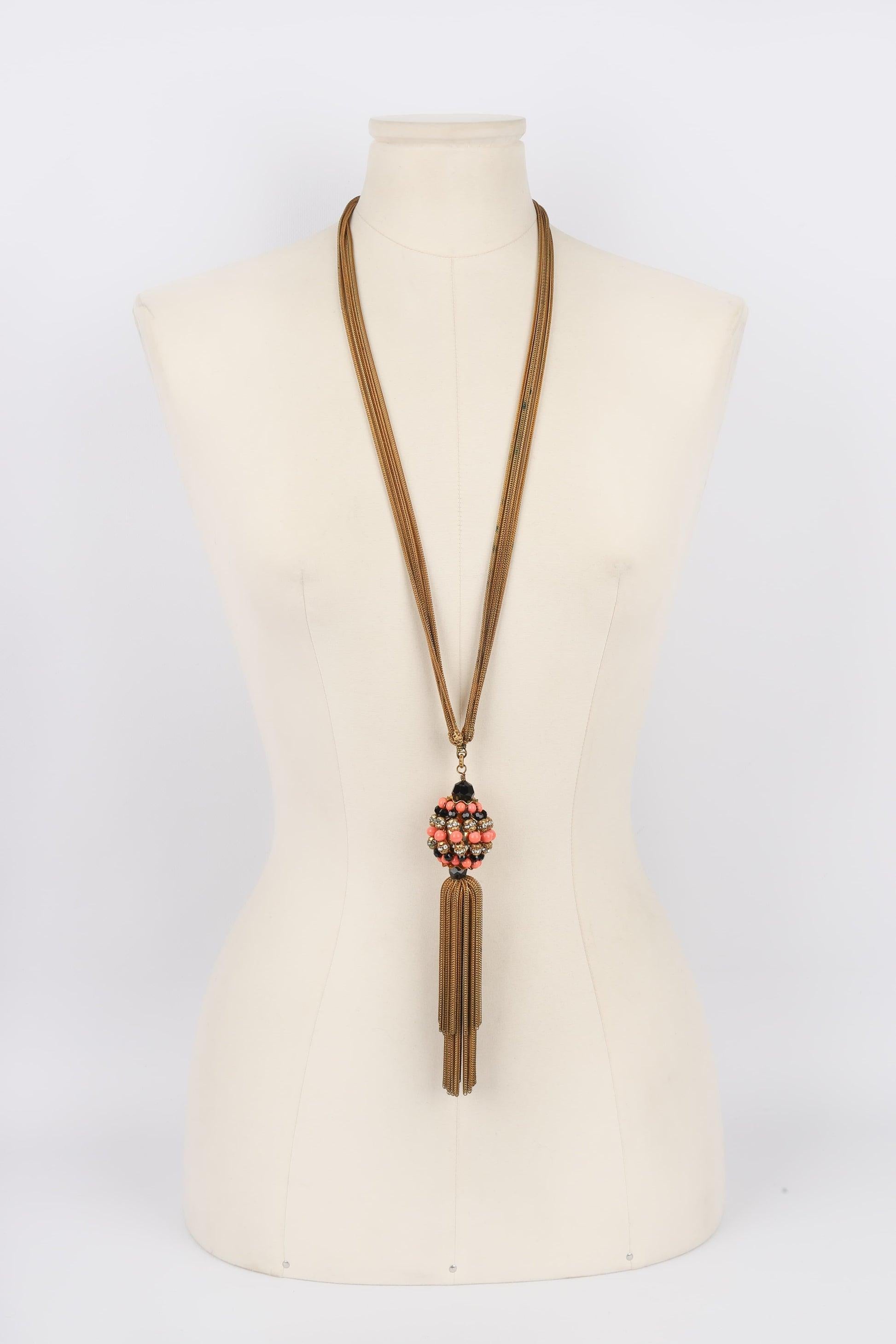 Françoise Montague  - Collar de cadena de metal dorado con un colgante pompón de perlas de cristal y strass. Joyas no firmadas de los años 60.

Más información:
Estado: Buen estado
Dimensiones: Largo: 43 cm + Pompón: 18 cm
Periodo: Siglo