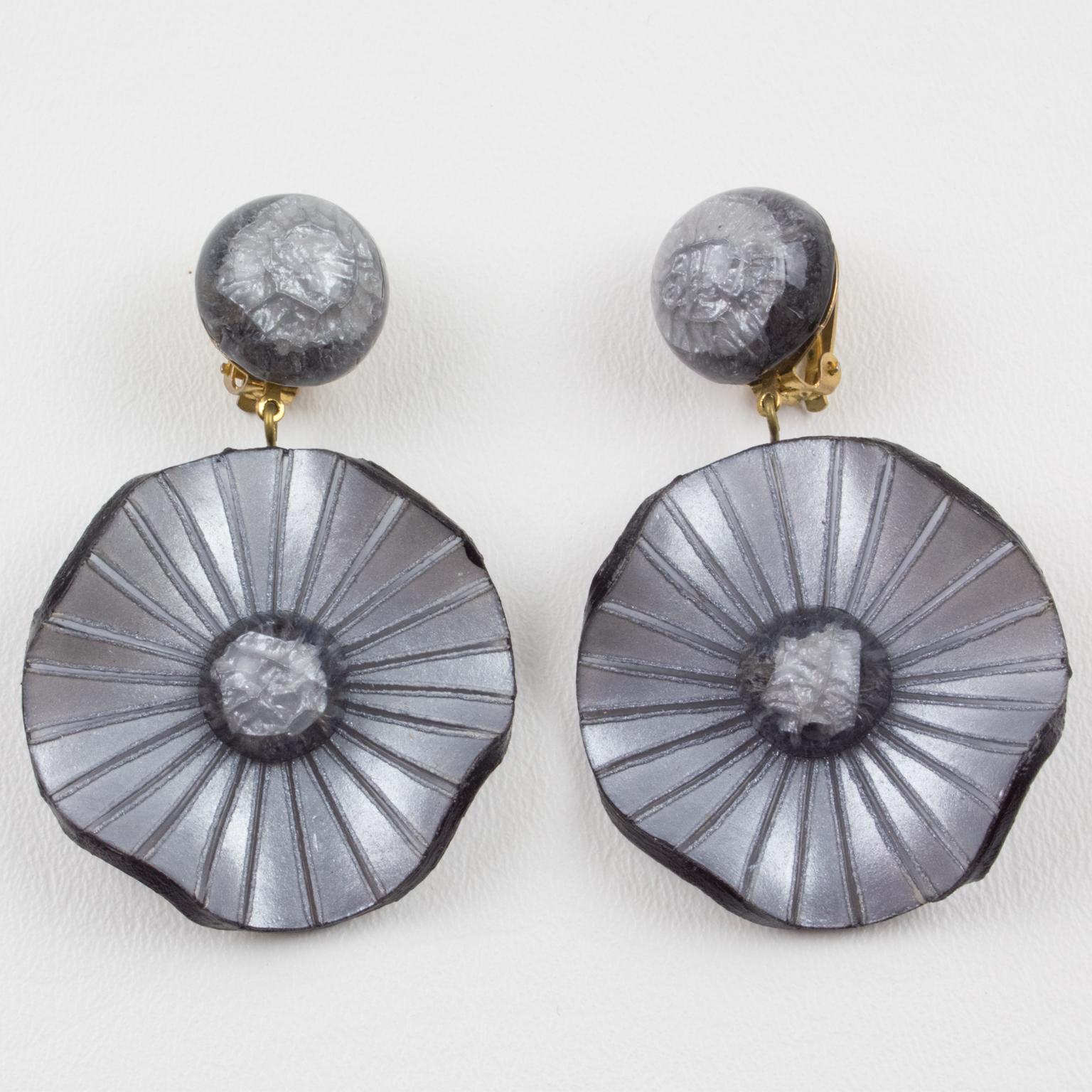 Francoise Montague Ohrclips mit Perlen und grauem Harz-Blumenmotiv (Romantik) im Angebot