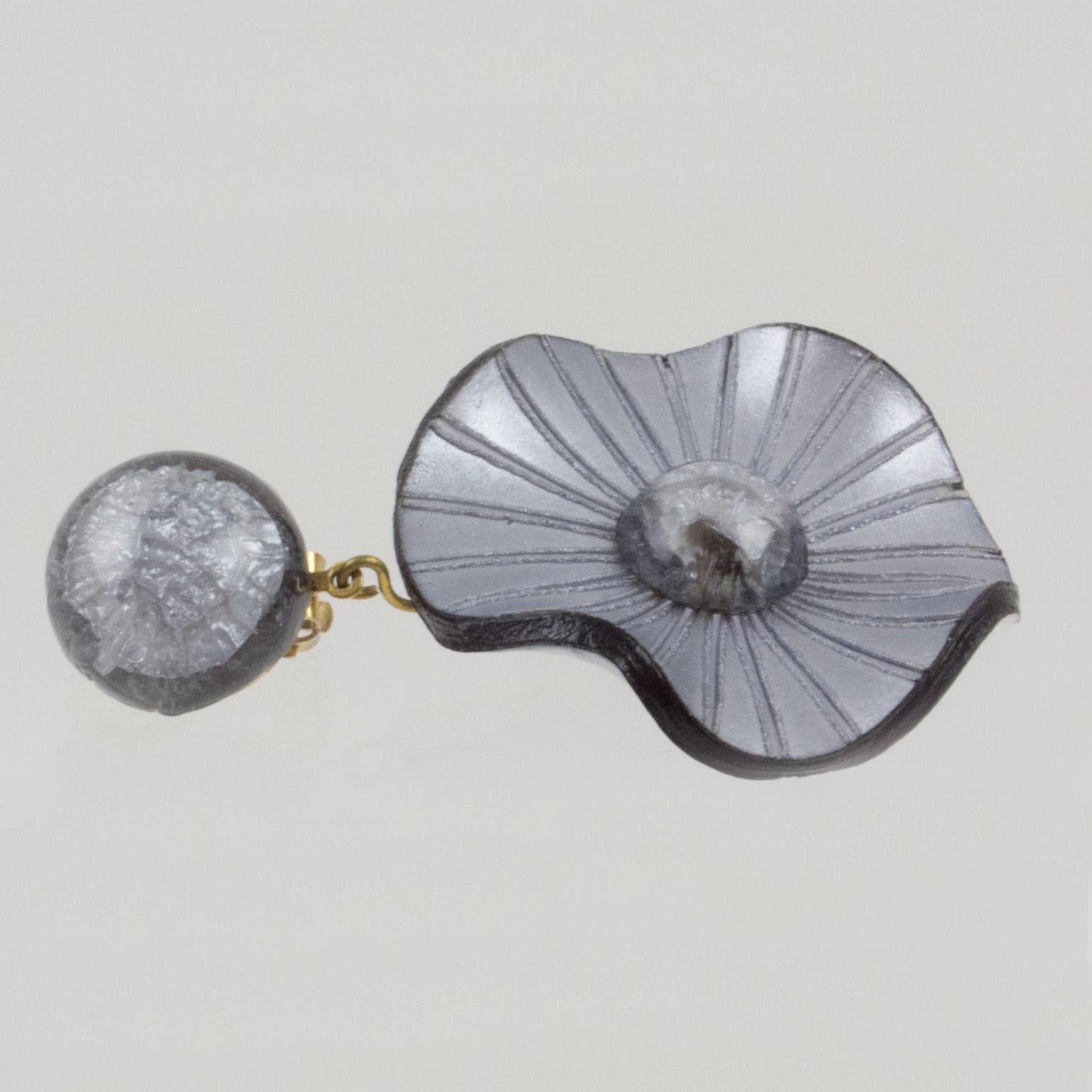 Francoise Montague Ohrclips mit Perlen und grauem Harz-Blumenmotiv für Damen oder Herren im Angebot