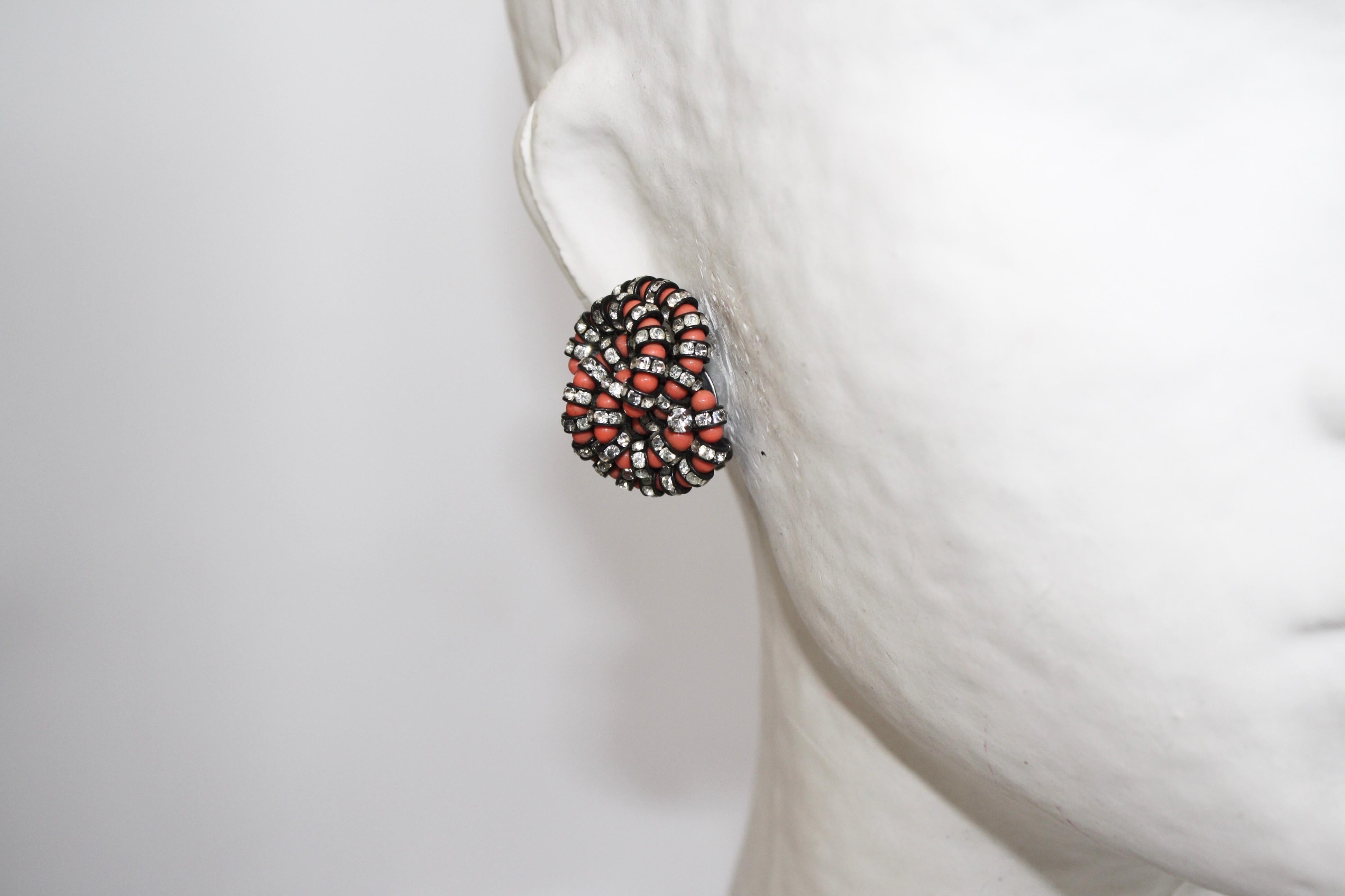 Boucles d'oreilles à clip Francoise Montague en corail et cristal Swarovski noir  Neuf - En vente à Virginia Beach, VA