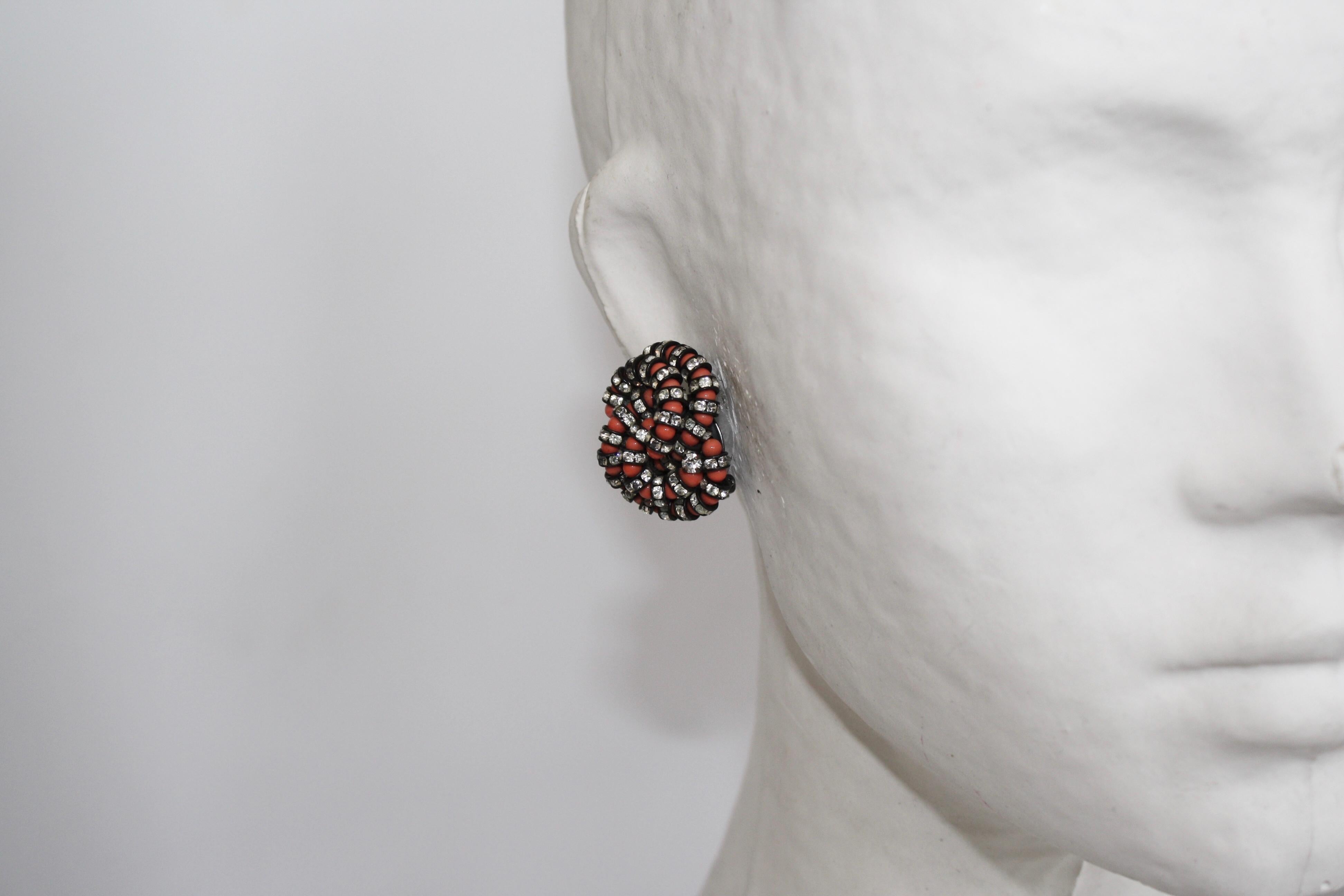 Boucles d'oreilles à clip Francoise Montague en corail et cristal Swarovski noir  Unisexe en vente