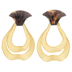 Pendientes colgantes de Francoise Montague, con gotas de resina en tonos beige y carey