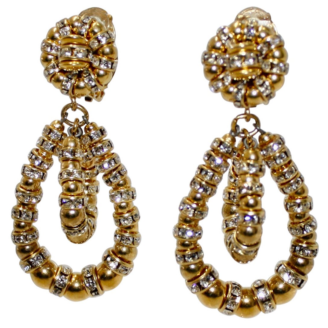 El icónico estilo de pendientes de Francoise Montague en oro  y perlas de vidrio de color verde peridoto. Estos pendientes de clip bailan a medida que te mueves y son universalmente favorecedores. Un complemento imprescindible para cualquier