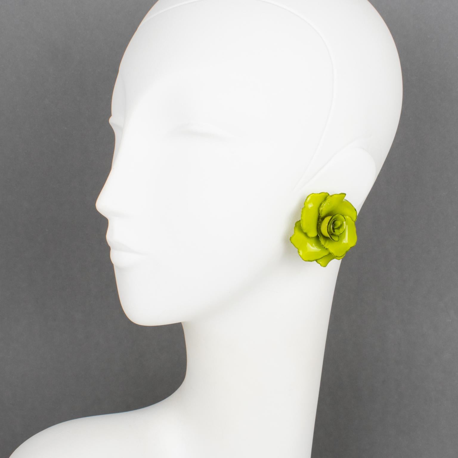 Cilea Paris diseñó estos impresionantes pendientes de clip para la diseñadora de joyas francesa Françoise Montague. La forma dimensional de resina presenta flores de rosa en un elegante color verde aguacate. Como todas las piezas de resina Françoise