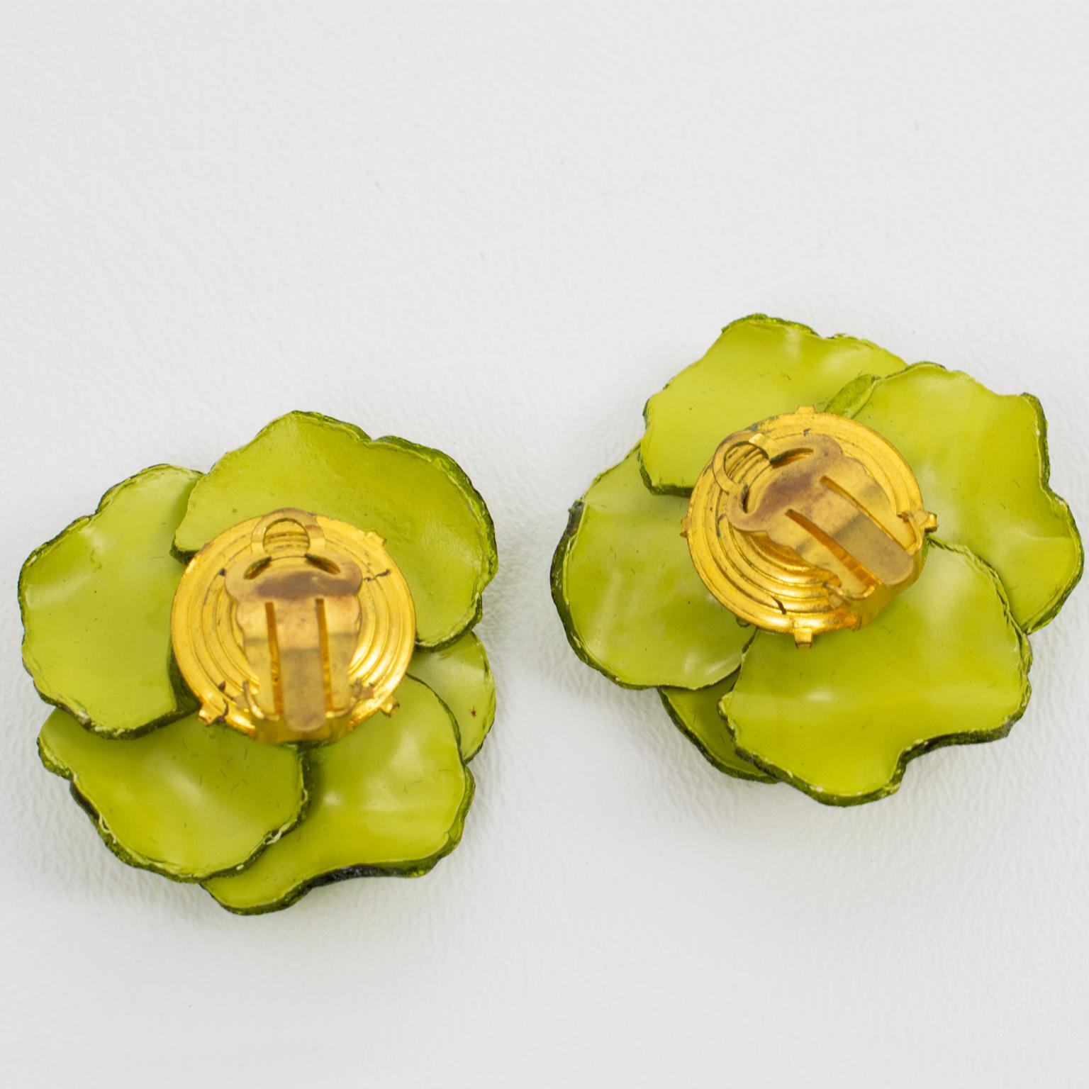 Francoise Montague Pendientes de clip de resina Rosas verdes en Excelente estado para la venta en Atlanta, GA