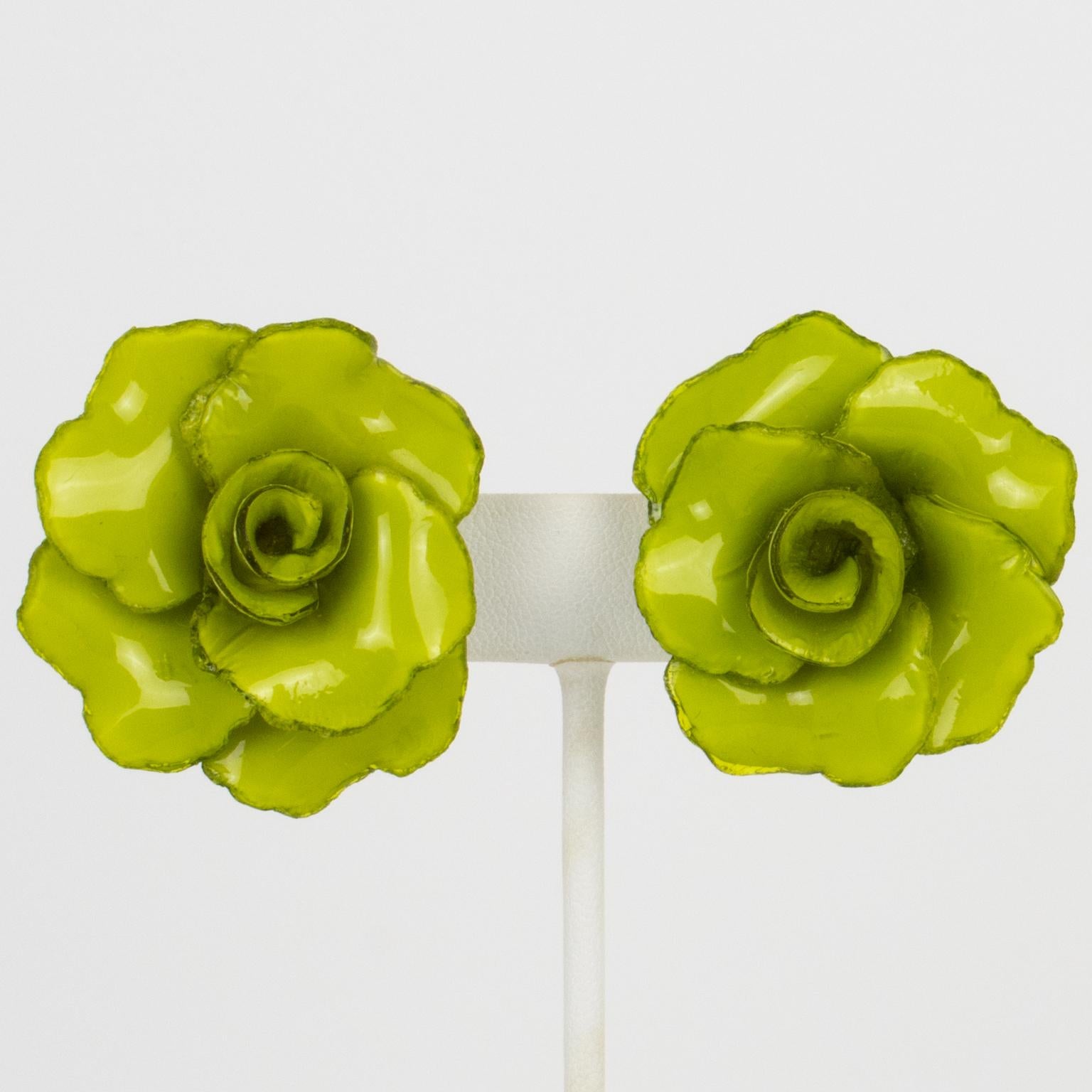 Francoise Montague Pendientes de clip de resina Rosas verdes en venta 1
