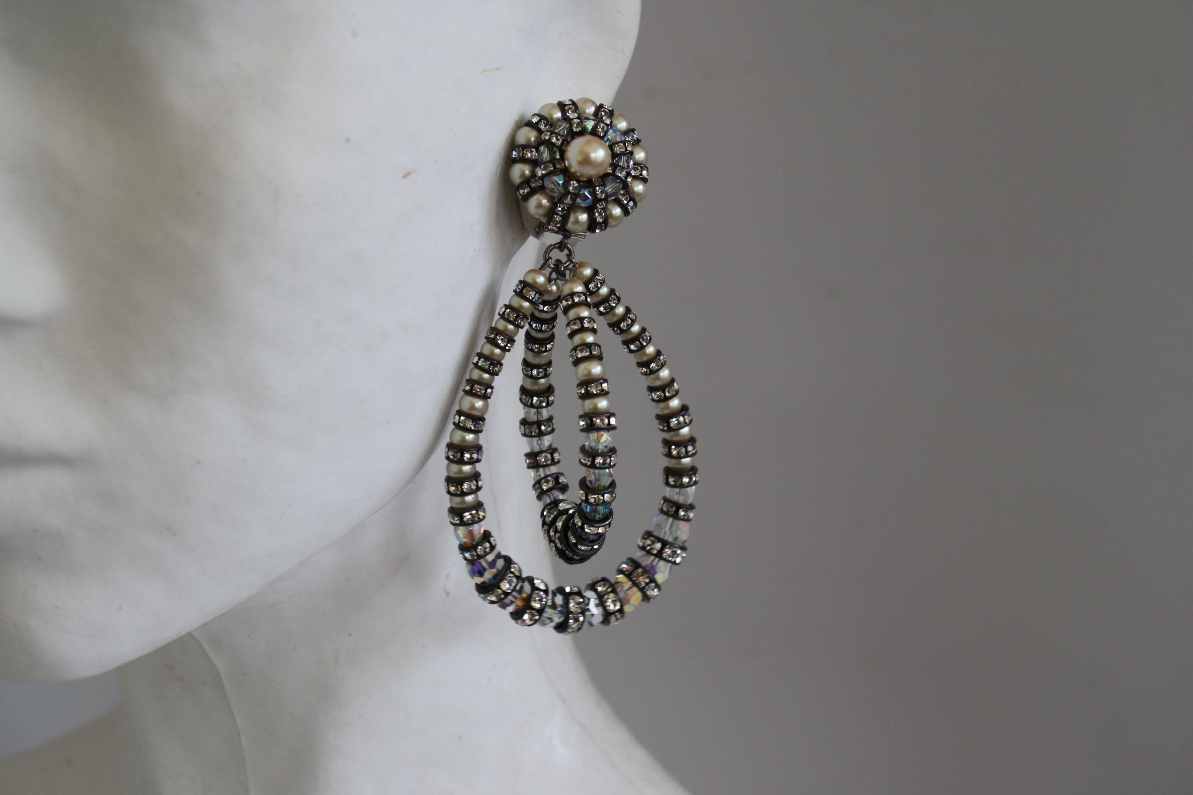 Francoise Montague Large Lolita Pearl and Crystal on Black Metal Clip Earrings In New Condition In Virginia Beach, VA