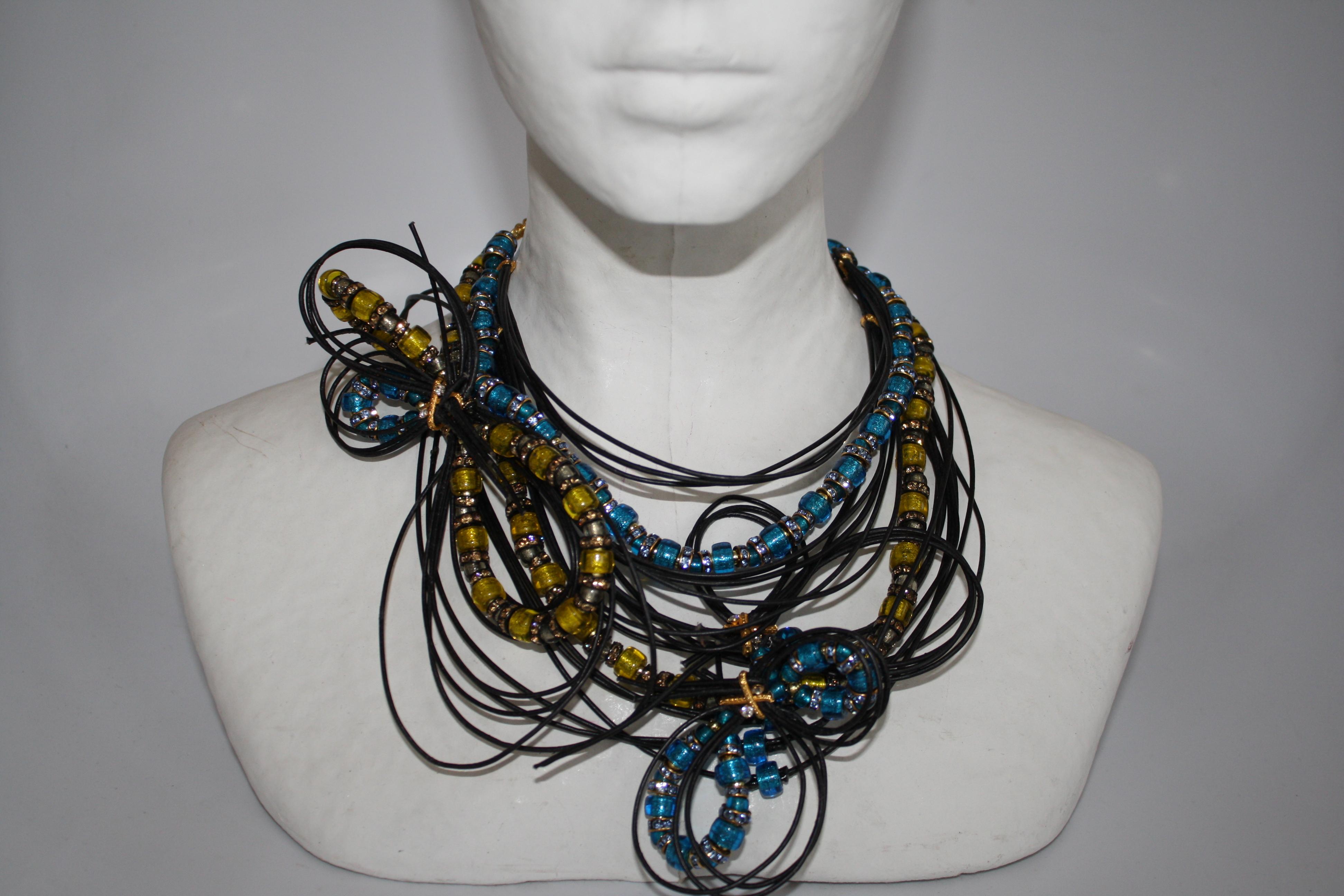 Wahre Kunstfertigkeit wird in dieser handgefertigten Halskette aus Leder und Muranoglas von Francoise Montague lebendig. 
