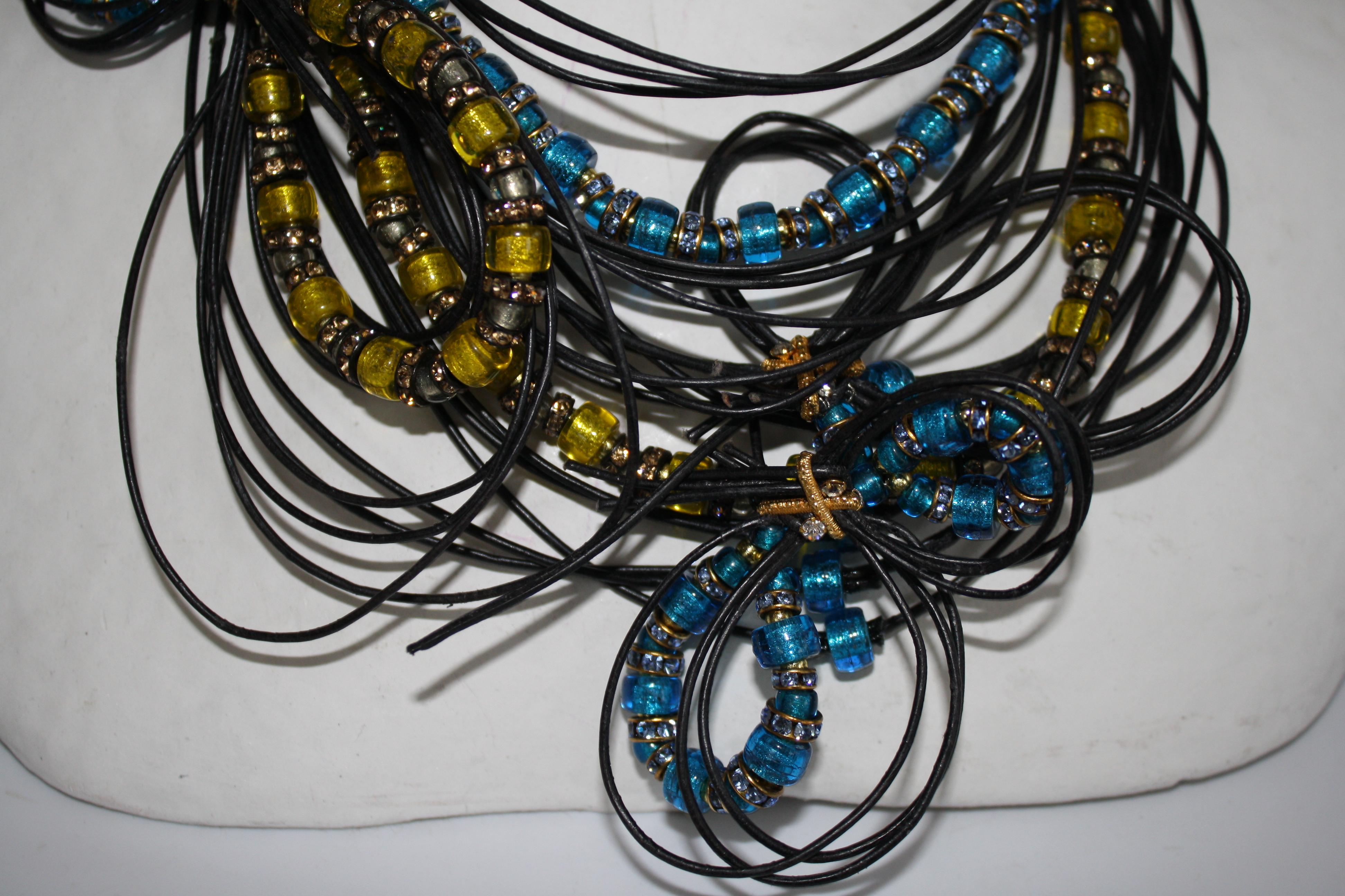 Statement-Halskette aus Leder und Muranoglas aus der französischen Montague-Zeit Damen im Angebot