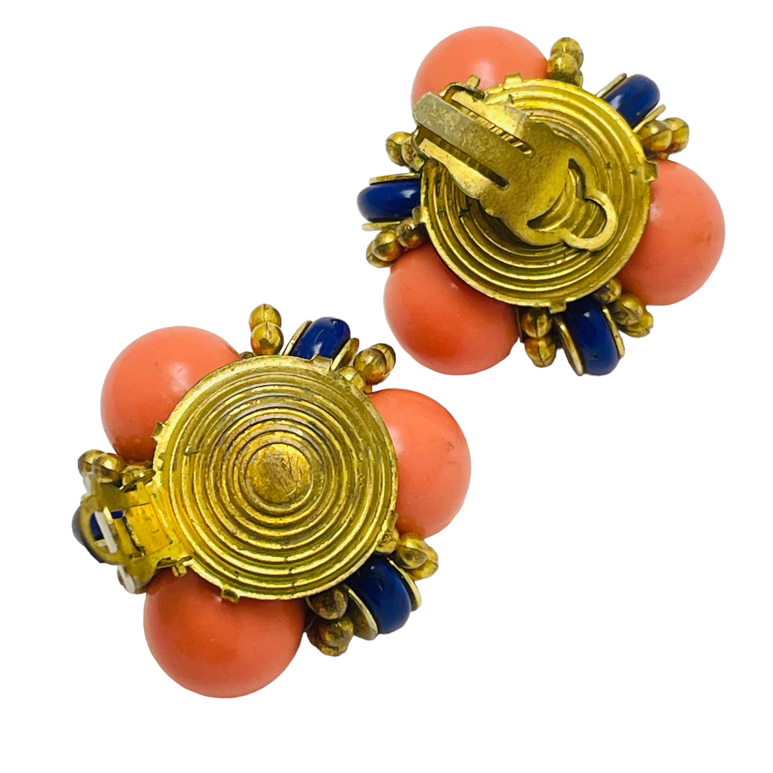 FRANCOISE MONTAGUE Hergestellt in Frankreich Gold Koralle Lapislazuli Designer Clip-Ohrringe im Zustand „Gut“ im Angebot in Palos Hills, IL