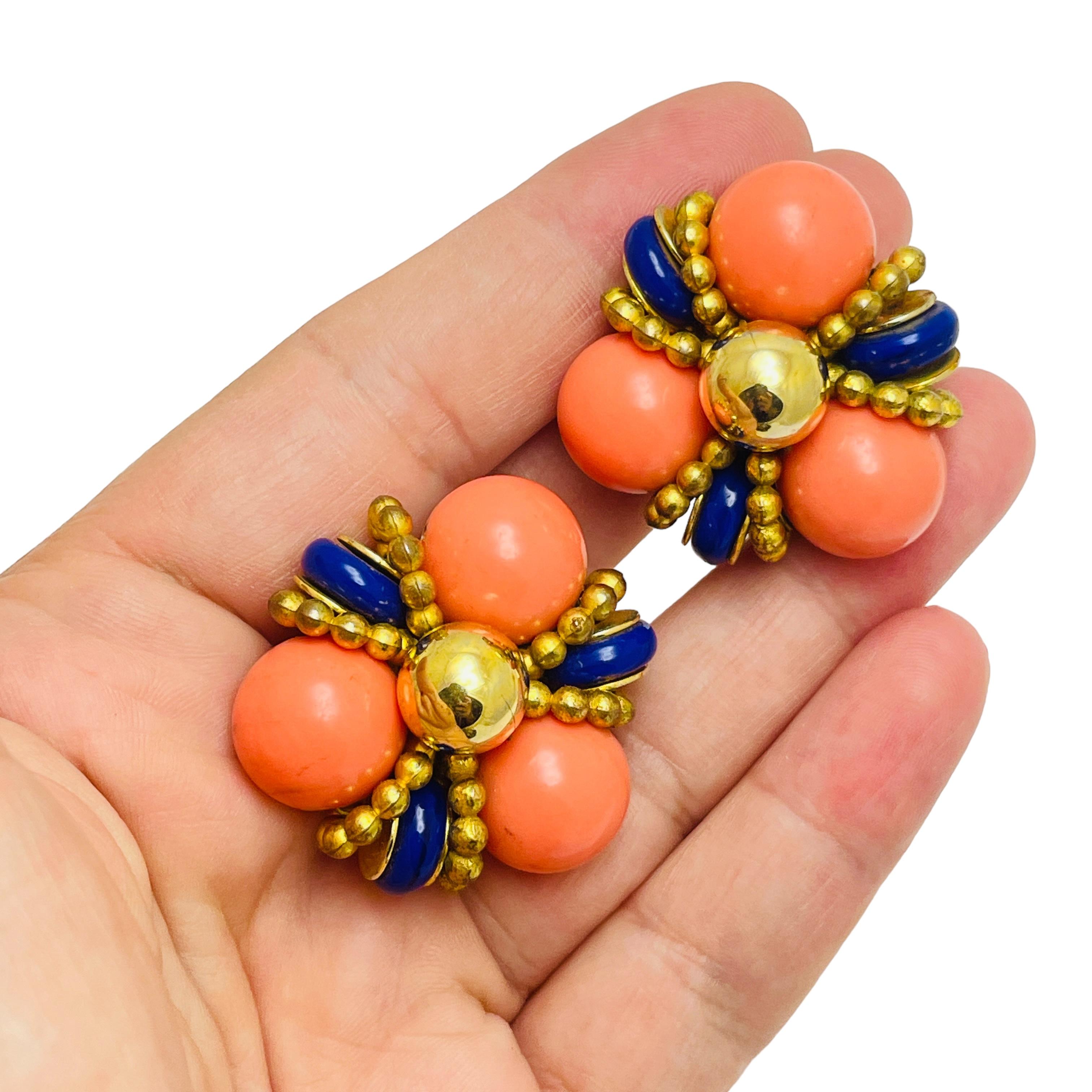 FRANCOISE MONTAGUE Hergestellt in Frankreich Gold Koralle Lapislazuli Designer Clip-Ohrringe Damen im Angebot