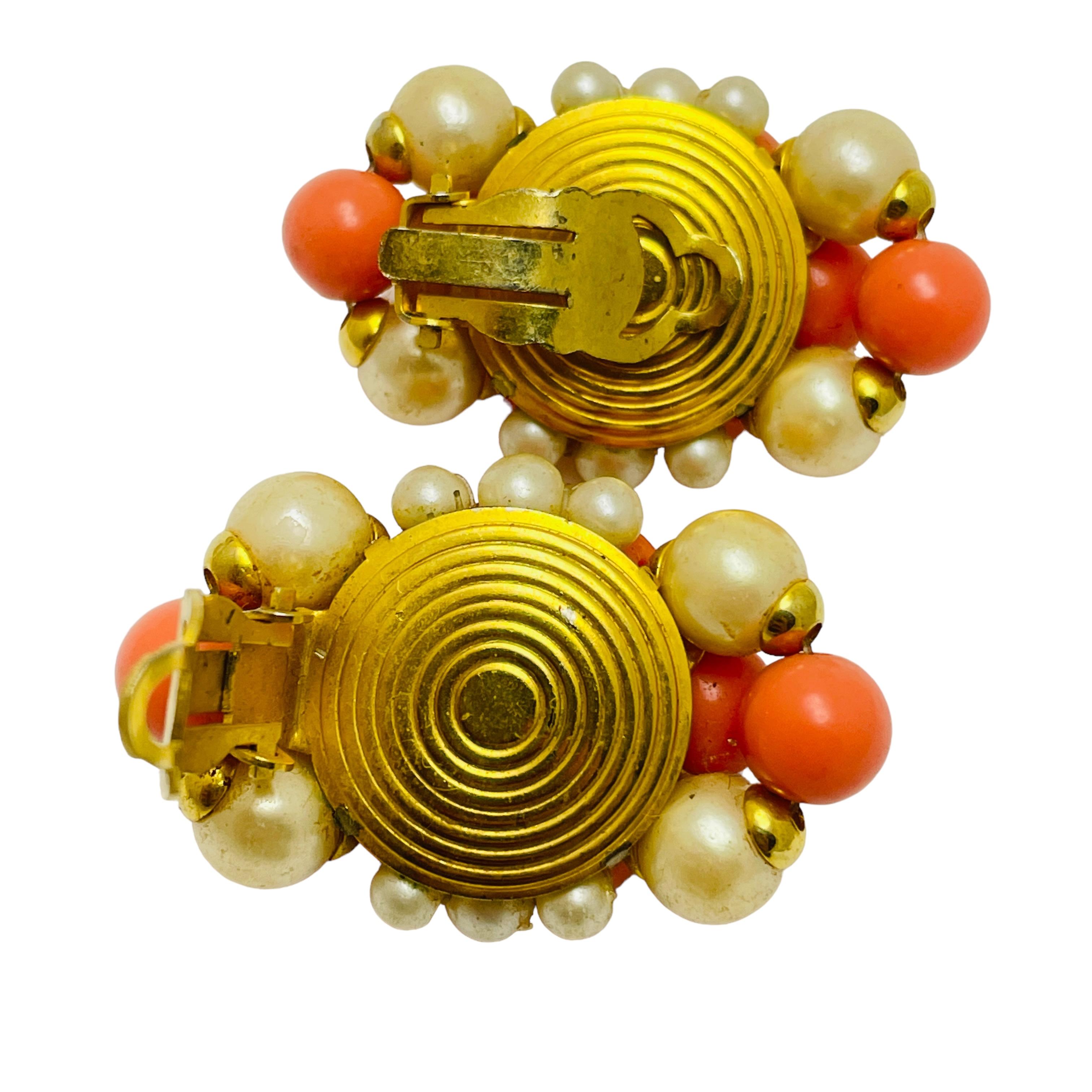 FRANCOISE MONTAGUE Hergestellt in Frankreich Gold Korallenperlen Designer-Ohrclips an Ohrringen im Zustand „Gut“ im Angebot in Palos Hills, IL