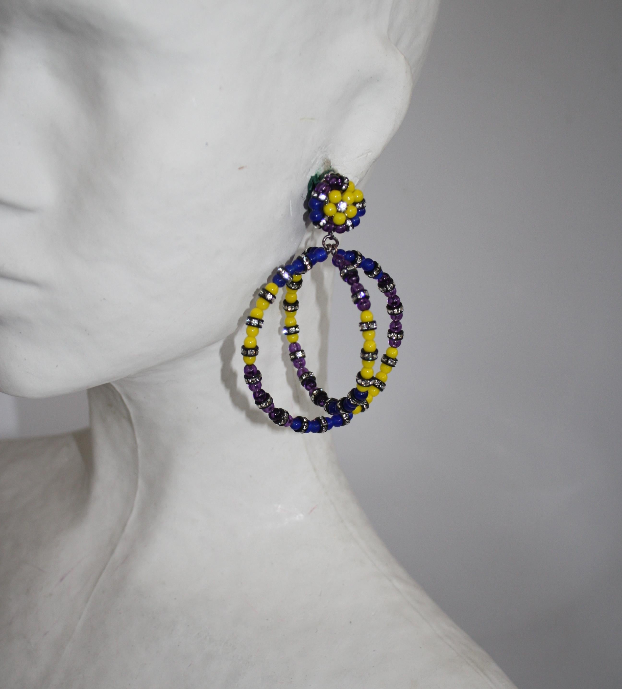 Gelbe und violette handgefertigte Glasperlen- und Swarovski-Kristall-Clip-Ohrringe von Francoise Montague. 