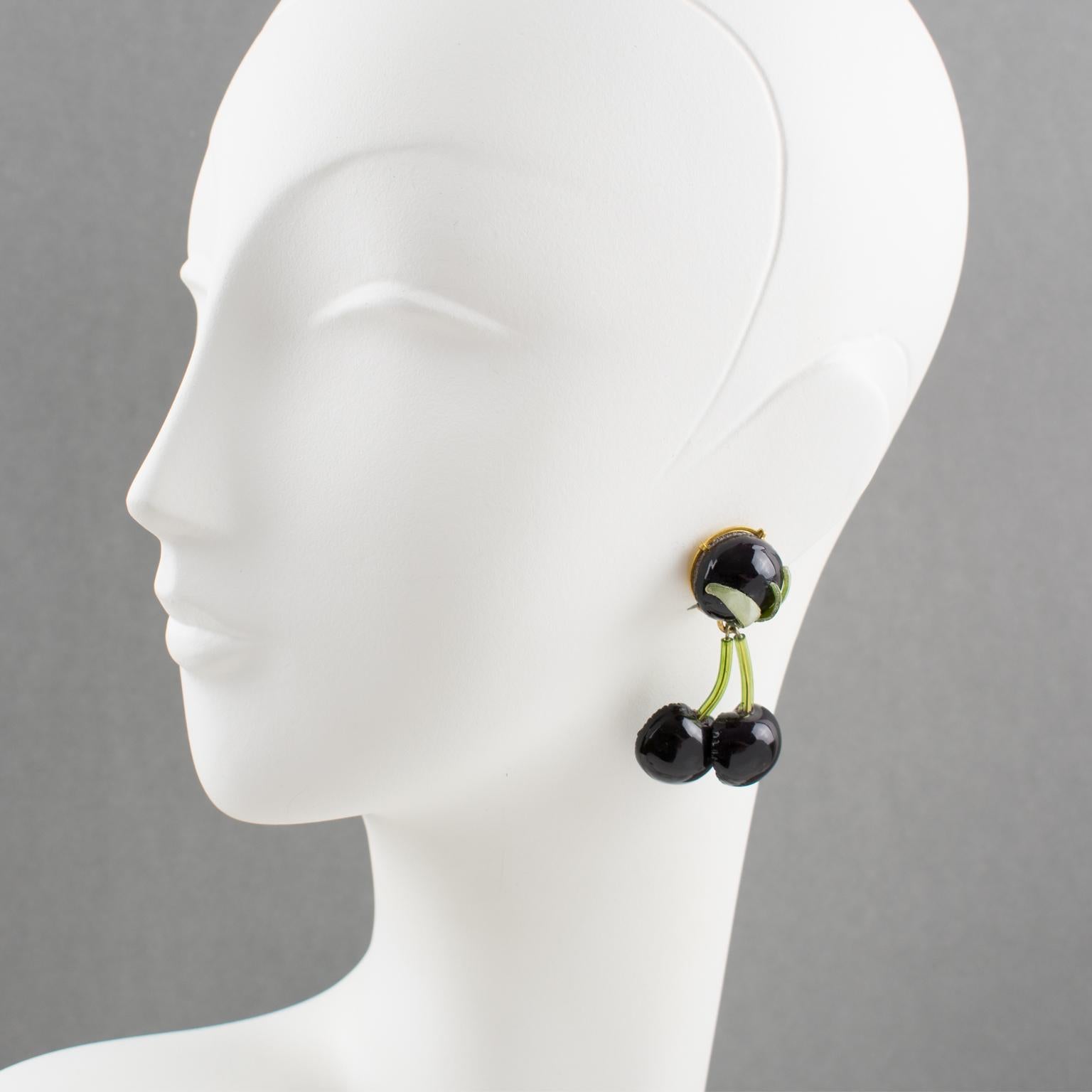 Diese hübschen Ohrringe aus Kunstharz wurden von Cilea Paris entworfen, dem Unternehmen, das für die französische Schmuckdesignerin Francoise Montague arbeitet und ihre Kunstharz-Kollektionen herstellt. Die lange, baumelnde Form zeigt dimensionale