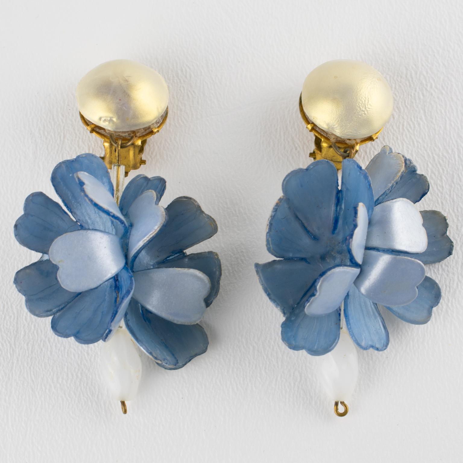 Francoise Montague Paris by Cilea Resin Clip Earrings Blue Hydrangea Flowers (Romantik) im Angebot