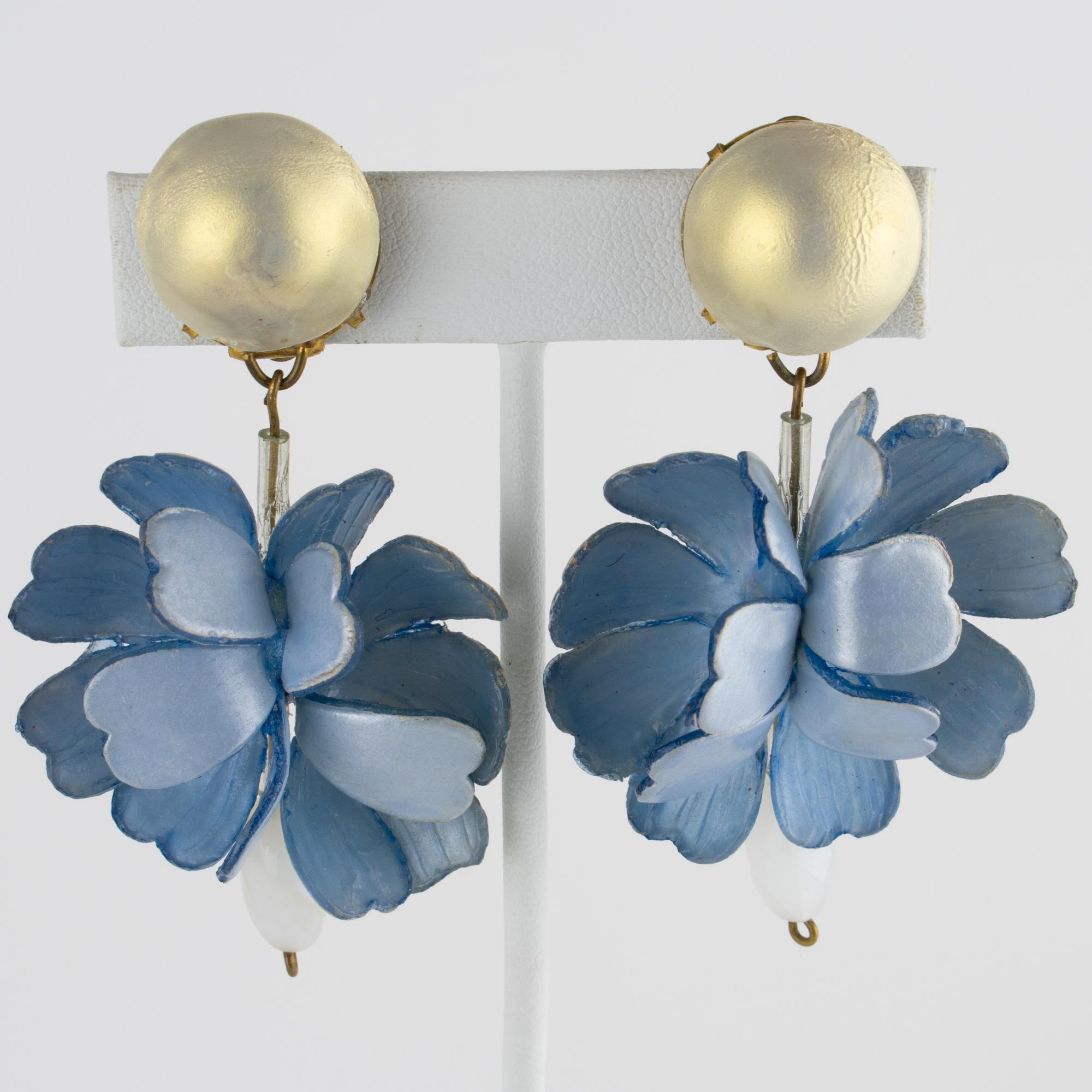 Francoise Montague Paris by Cilea Resin Clip Earrings Blue Hydrangea Flowers im Zustand „Hervorragend“ im Angebot in Atlanta, GA