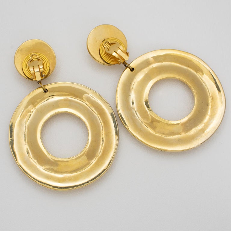 Francoise Montague Paris Dangle Clip Earrings Oversized Gilded Resin Donut In Excellent Condition For Sale In Atlanta, GA