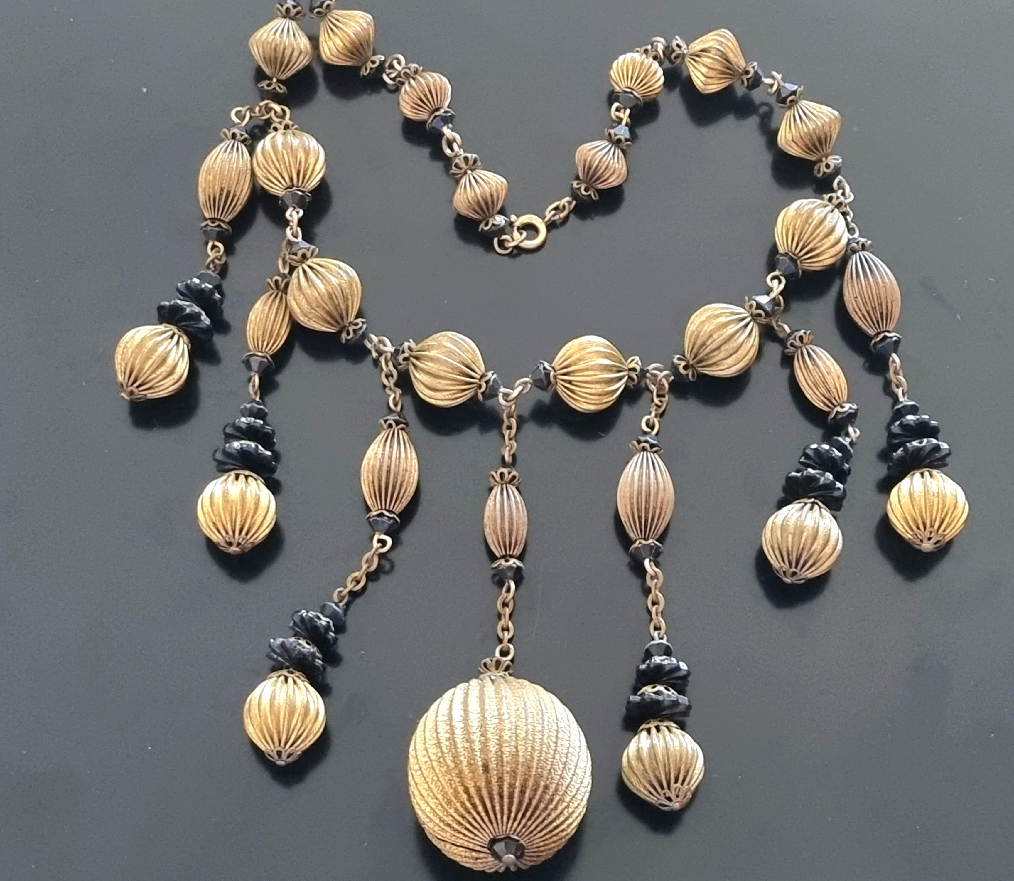 Beautiful old NECKLACE,
50s vintage,
by FRANÇOISE MONTAGUE,
necklace length 40 cm, weight 50 g (very light),
length of the central pendant 10 cm,
central bead dimension 3 cm,
good condition.

Françoise MONTAGUE took over the De Saurma jewelry