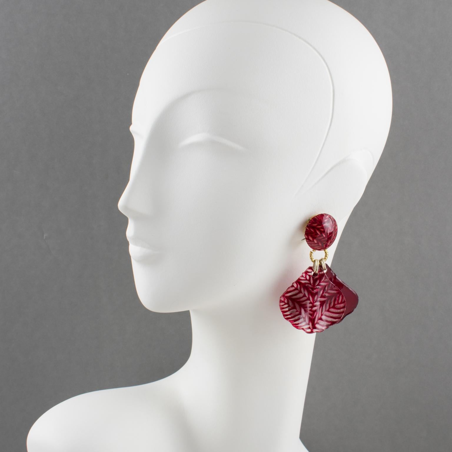 Cilea Paris hat für die französische Designerin Francoise Montague Paris diese niedlichen Ohrringe zum Anstecken entworfen. Sie haben eine massive, hängende Form aus bordeauxrotem Harz mit gewellten Blütenblättern, eine mit glänzender, einfarbiger