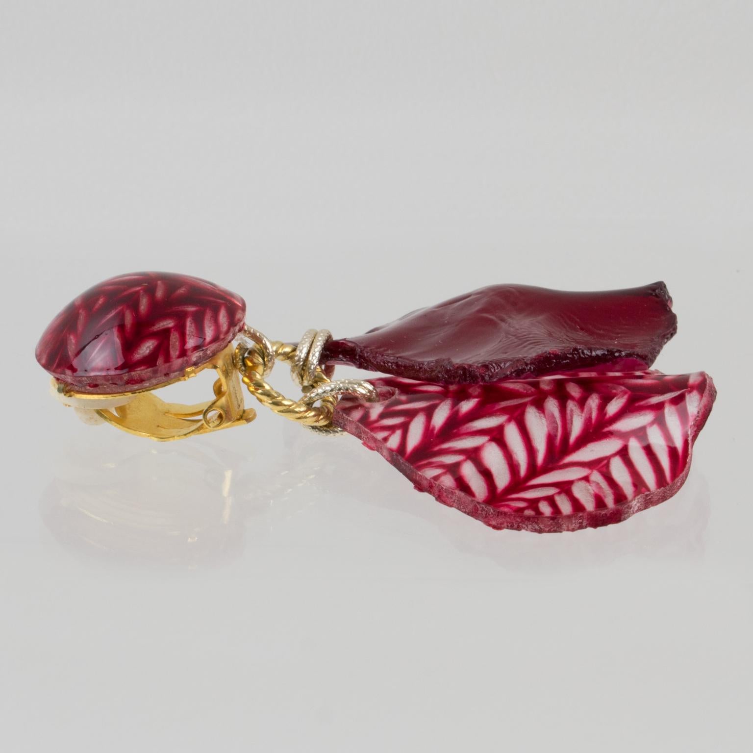 Francoise Montague Paris Harz-Ohrclip-Ohrringe mit burgunderrotem Blütenblatt für Damen oder Herren im Angebot