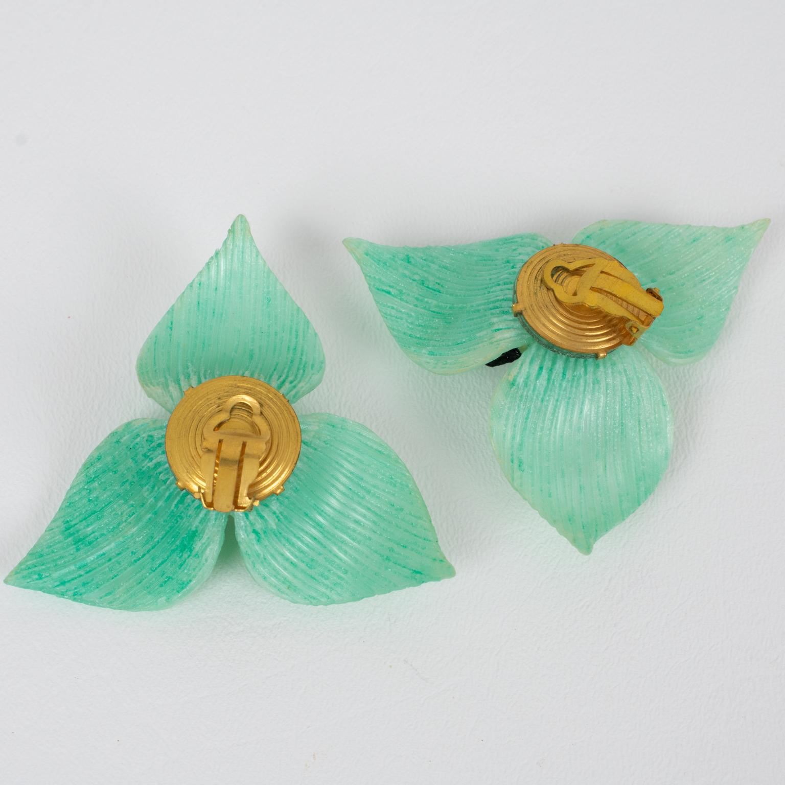 Francoise Montague Paris Resin Clip Earrings Turquoise Flower In Excellent Condition For Sale In Atlanta, GA