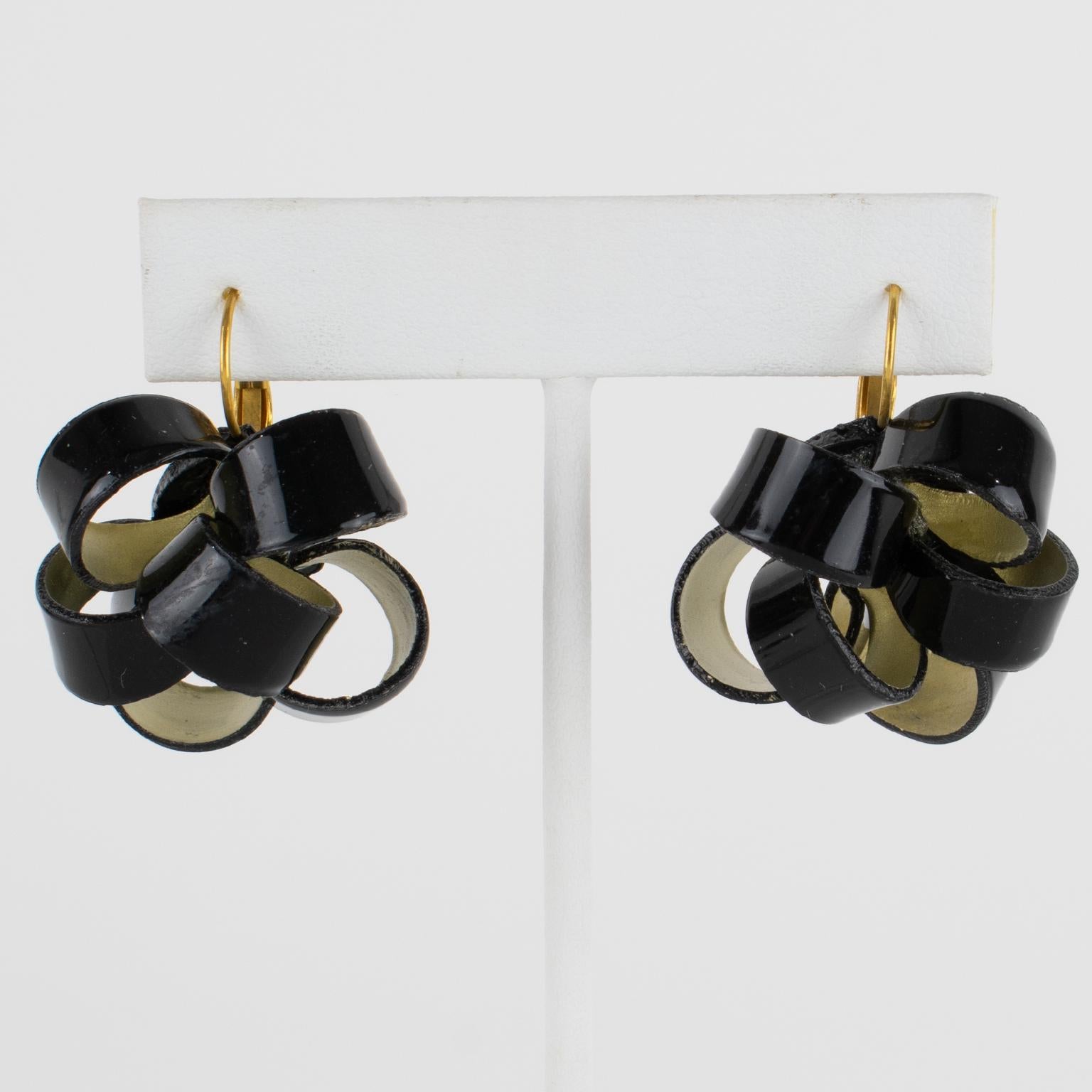 Cilea Paris hat für die französische Schmuckdesignerin Françoise Montague diese bezaubernden, durchbrochenen Ohrringe entworfen. Die handgefertigten Ohrringe aus Kunstharz bestehen aus dimensionalen schwarzen Bändern, die zu einem kraftvollen