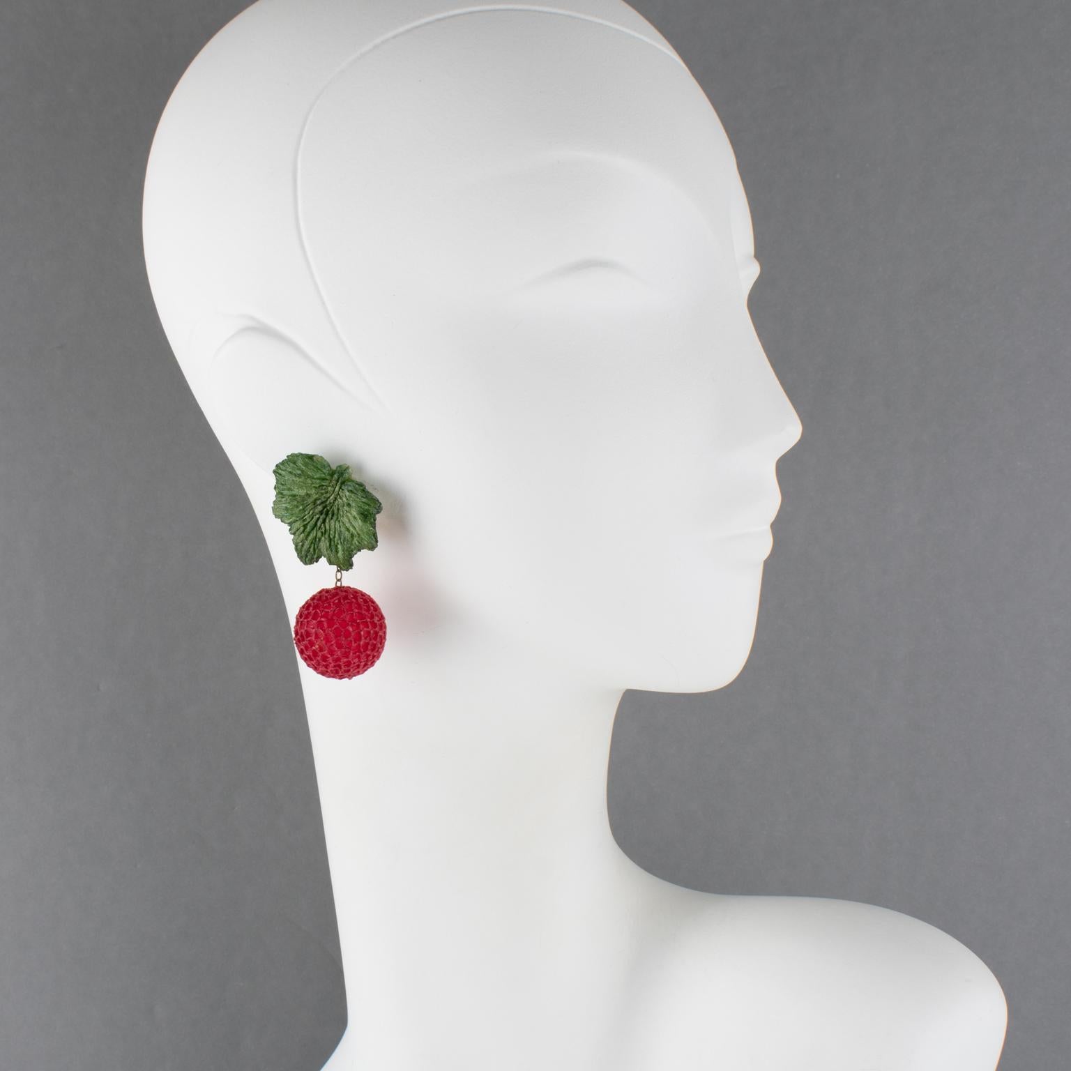 Francoise Montague Himbeere Harz baumeln Clip Ohrringe im Angebot 3