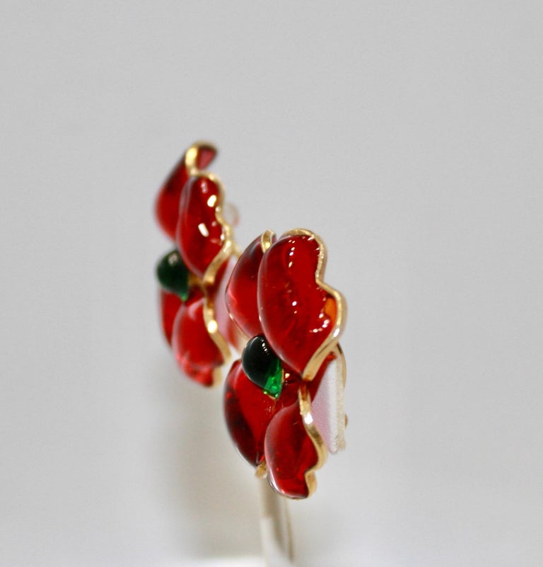 By the artisans of the former atelier of Gripoix. Gripoix savoir faire of poured glass, effortlessly elegant 4 leaf clover clip in red with green center