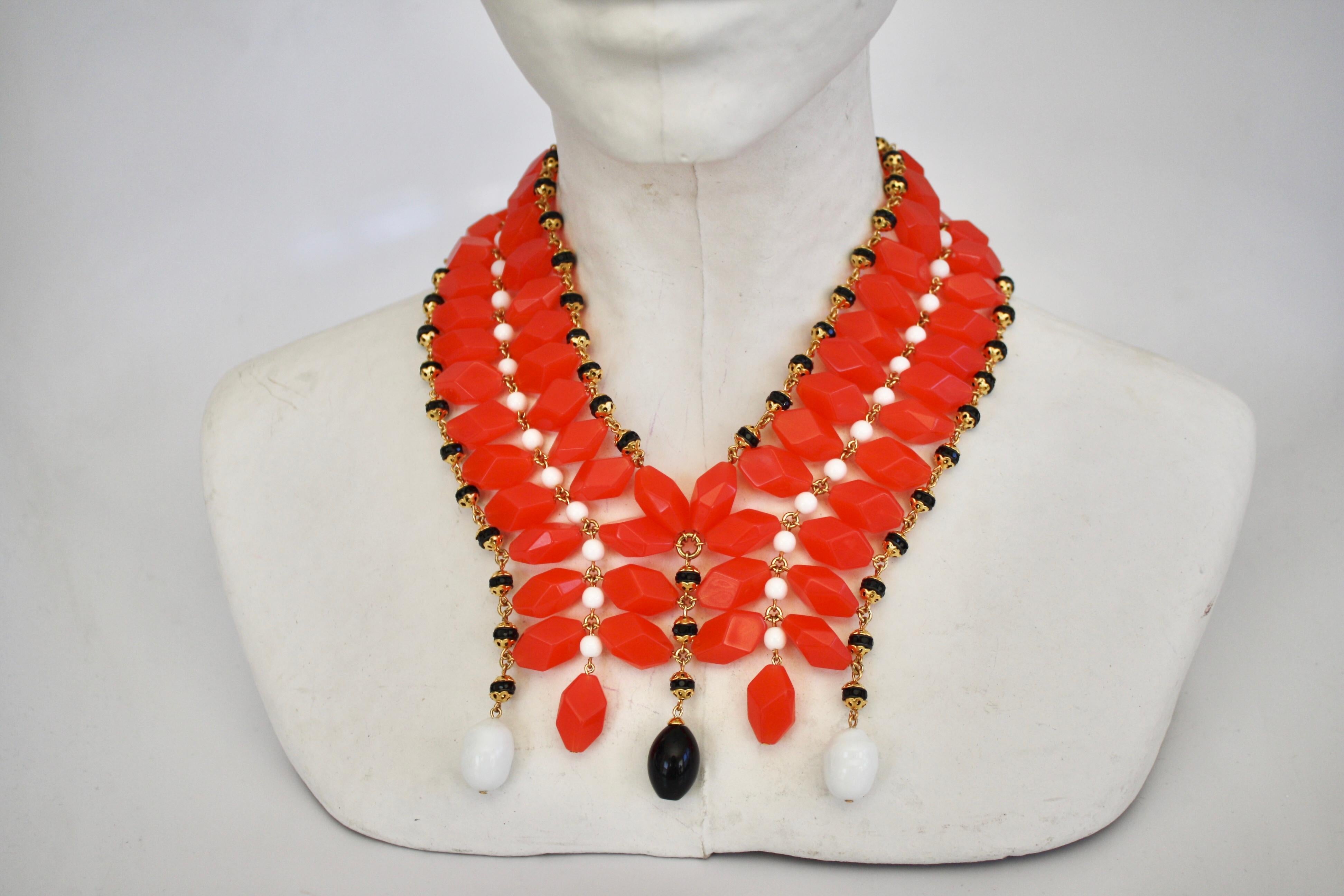 Collana con cabochon in vetro realizzata a mano in un nuovo favoloso stile dalla casa di design francese Francoise Montague. Un pezzo unico con uno stile tutto suo. 