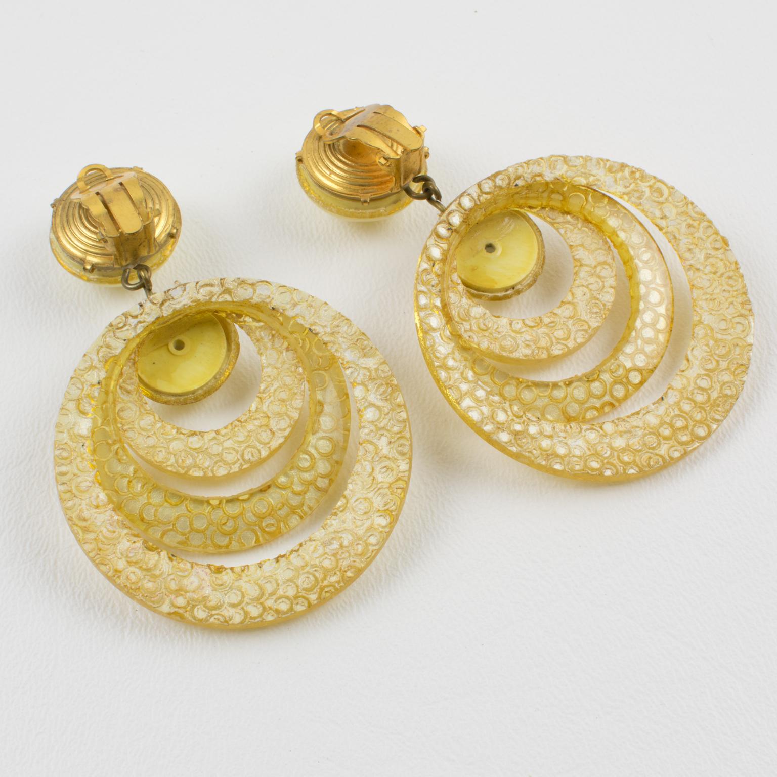 Francoise Montague Resin Clip Earrings Dangle Yellow Rings In Excellent Condition In Atlanta, GA