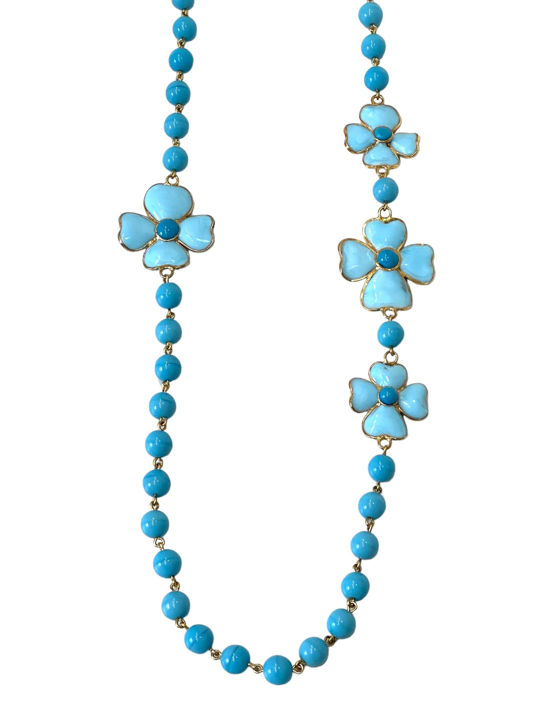 Our story began in 1935 with a small jewelry workshop founded by Françoise Montague’s mother. Ten years later, in 1945, the brand took on the name we know today. Its signature style quickly stood out—enameled and iridescent glass pearls,