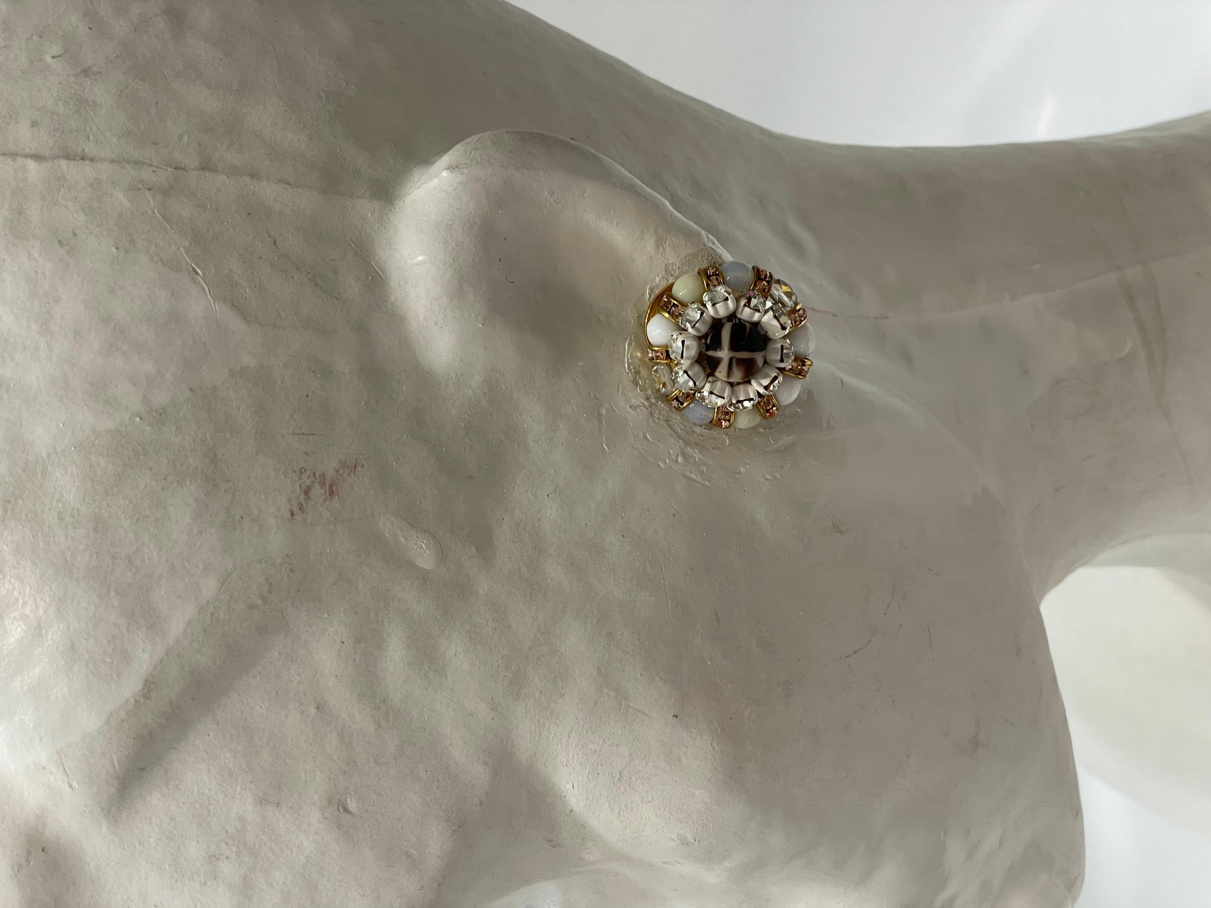 Francoise Montague White and Gold Clip Earrings In New Condition In Virginia Beach, VA