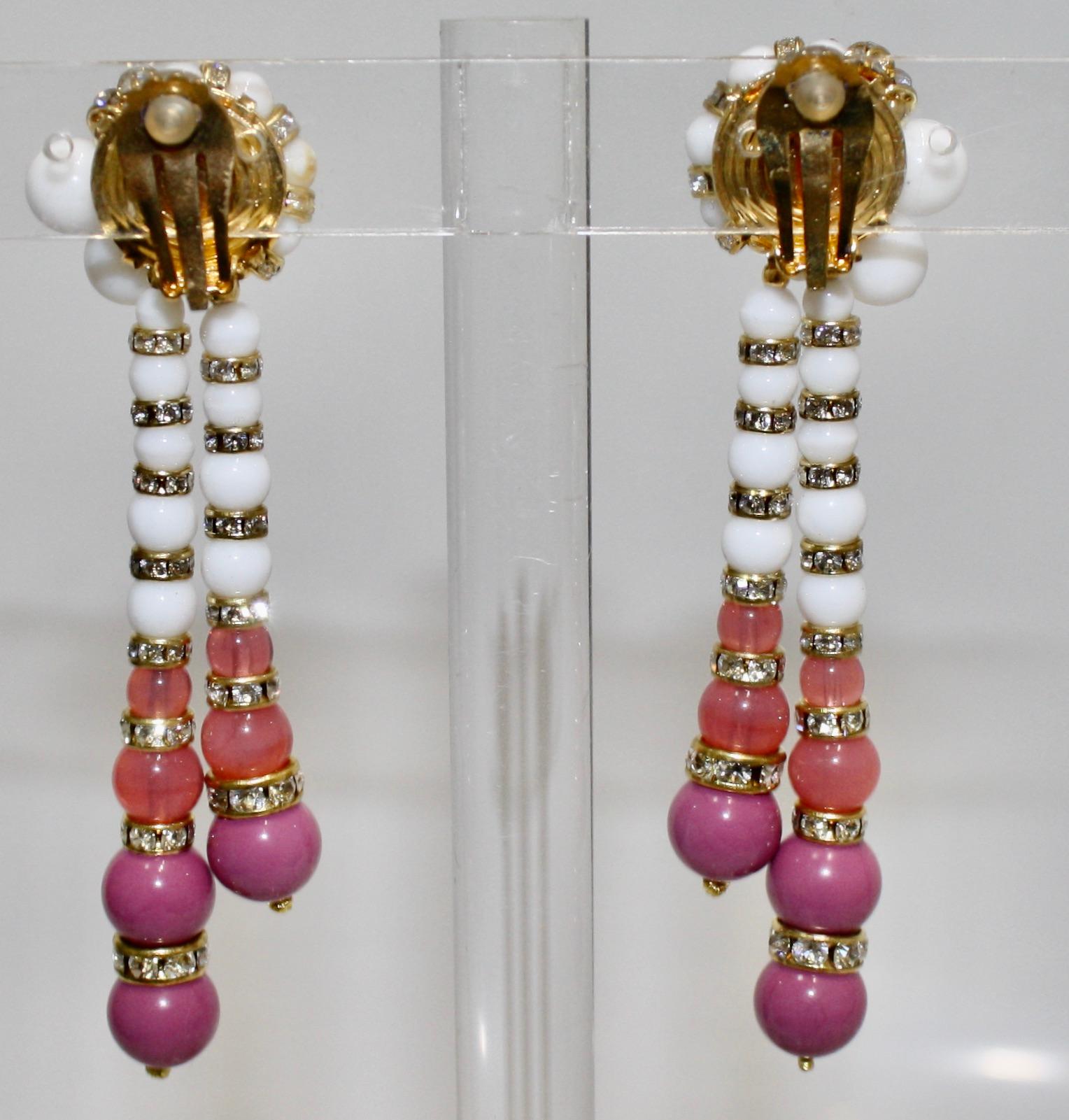 Clip earrings with a twisted design in white hand made cabochons and gold Swarovski crystal . 2 strands of the glass cabochons in white and rose glass pearls in graded size.
Earrings can be worn on left or right ear for a different look.